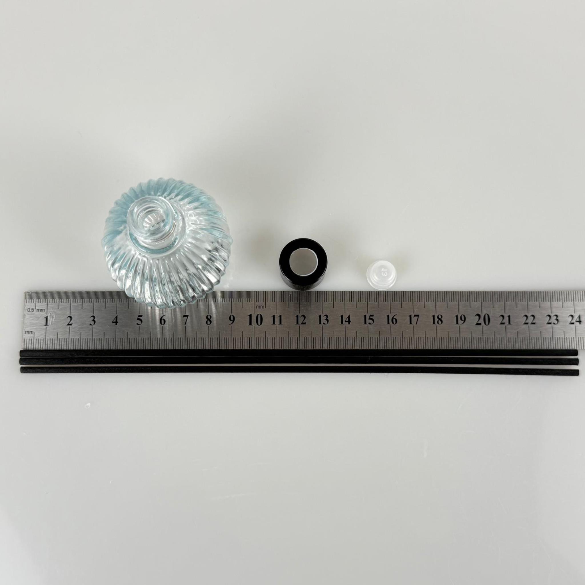 ÇİZGİLİ TOP MODEL CAM BAMBU ODA KOKUSU ŞİŞESİ + METAL SİYAH KAPAK + TIPA + 3 ADET FİBER BAMBU ÇUBUK - 50 ML SET TAKIM - HEDİYELİK PROMOSYON DİFFUSER ŞİŞELERİ