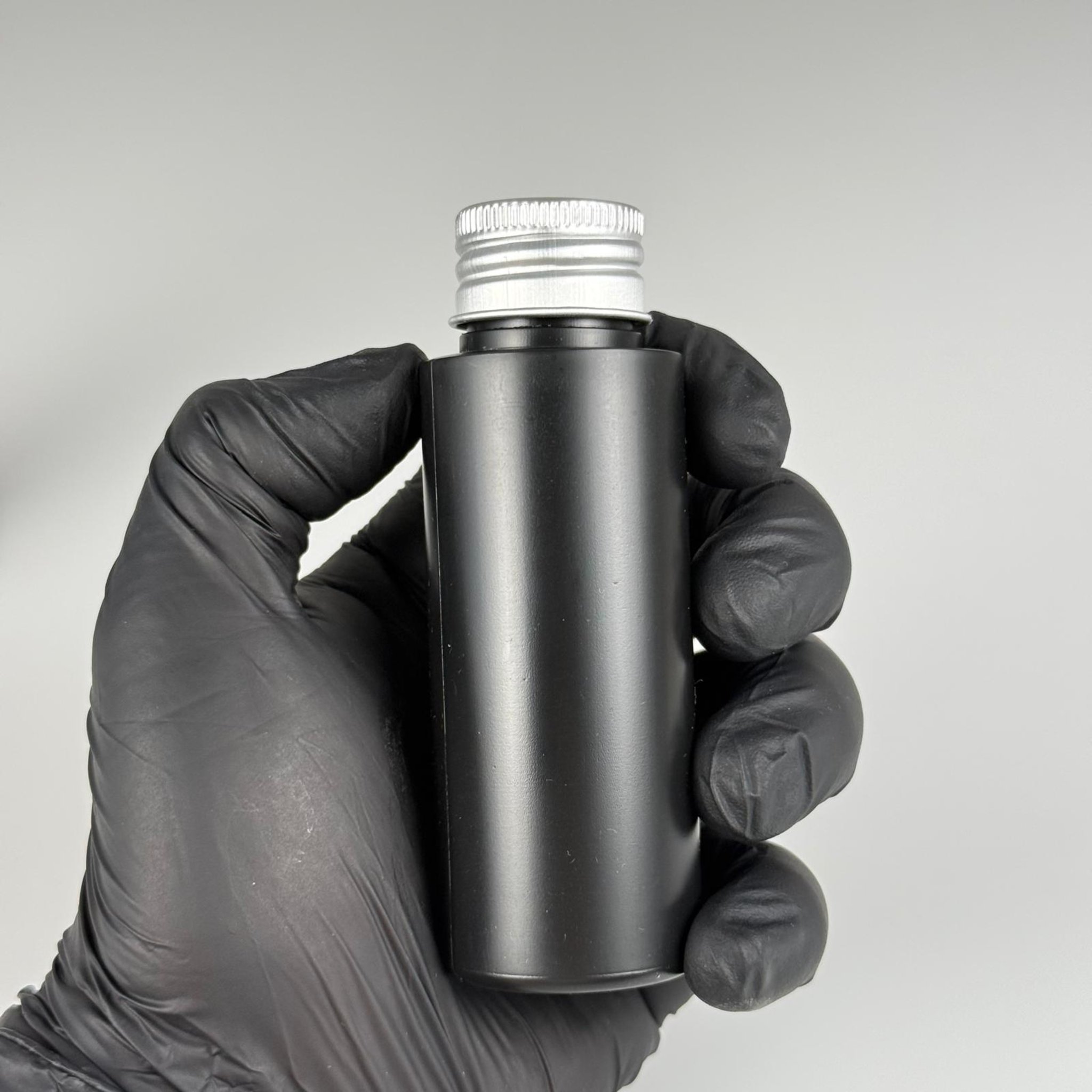 50 CC SİYAH POLİETİLEN PLASTİK ASETON ŞİŞESİ ( 24 AĞIZ ) + KÖPÜK CONTALI GÜMÜŞ METAL ALÜMİNYUM KAPAK + KOLONYA TIPALI TAKIM - 50 ML KAPAKLI SİYAH PLASTİK ŞİŞELER