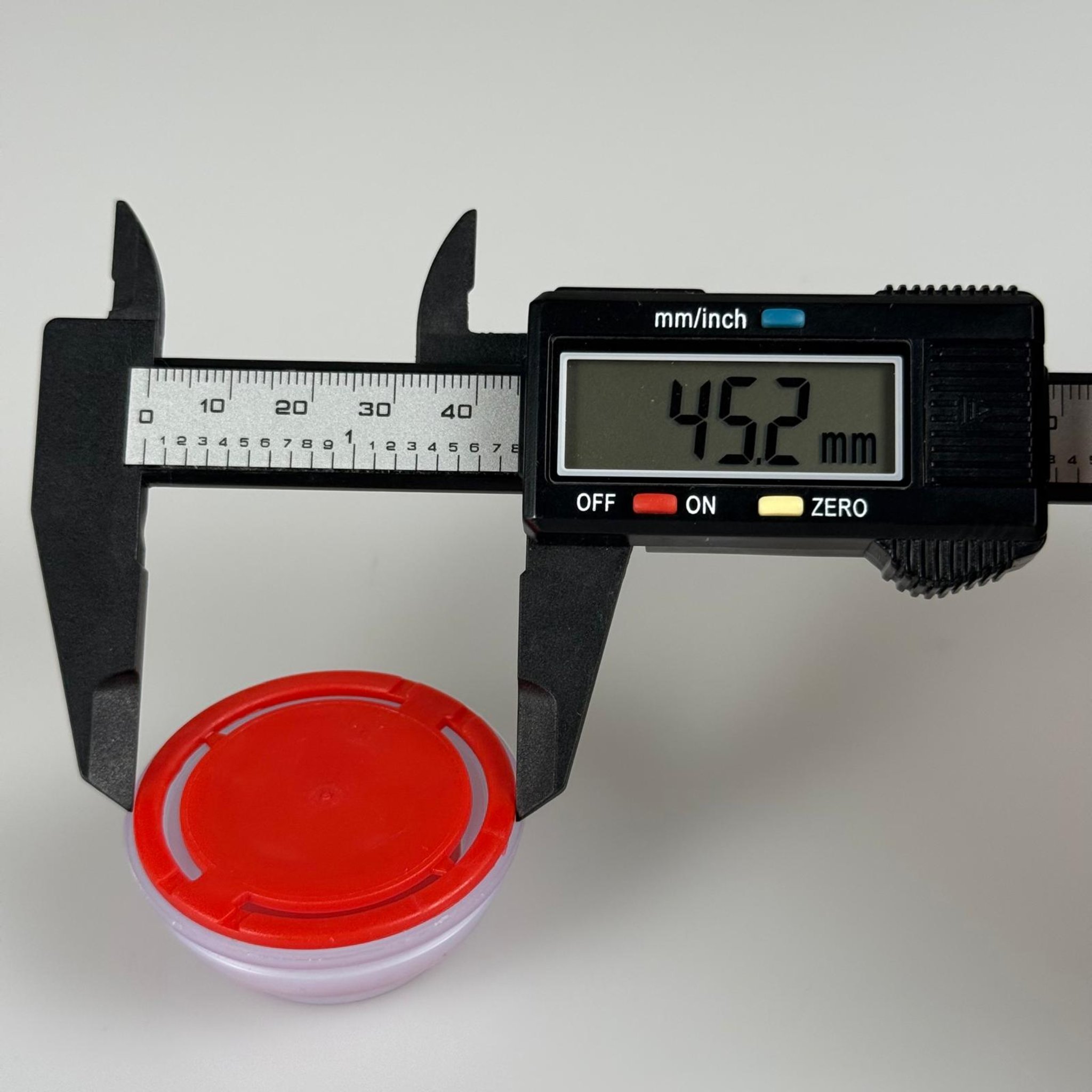 42 MM P2 K CL NATÜREL KIRMIZI BERİCAP  (SOLVENT VE TİNER TENEKESİ İÇİN) - TENEKE İÇİN PLASTİK KAPAK - YEDEK KİMYASAL TENEKE KAPAĞI - Çakma Metal TENEKE Kapağı