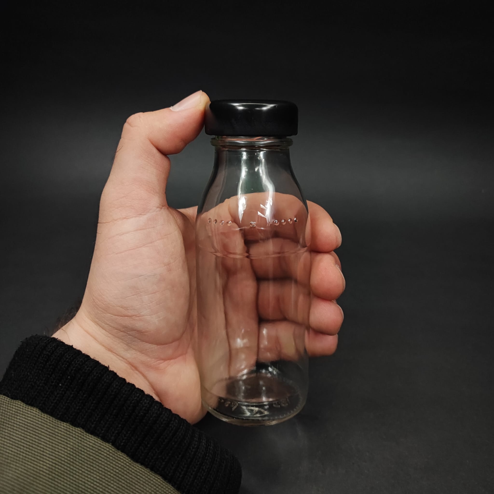 100 CC CAM ŞİŞE ŞİŞE (SİLME 133 CC ÇİZGİYE KADAR 90 CC) - SİYAH METAL KAPAKLI (SICAK DOLUMA, KONSERVEYE UYGUN) - 100 ML GENİŞ AĞIZLI CAM ŞİŞE
