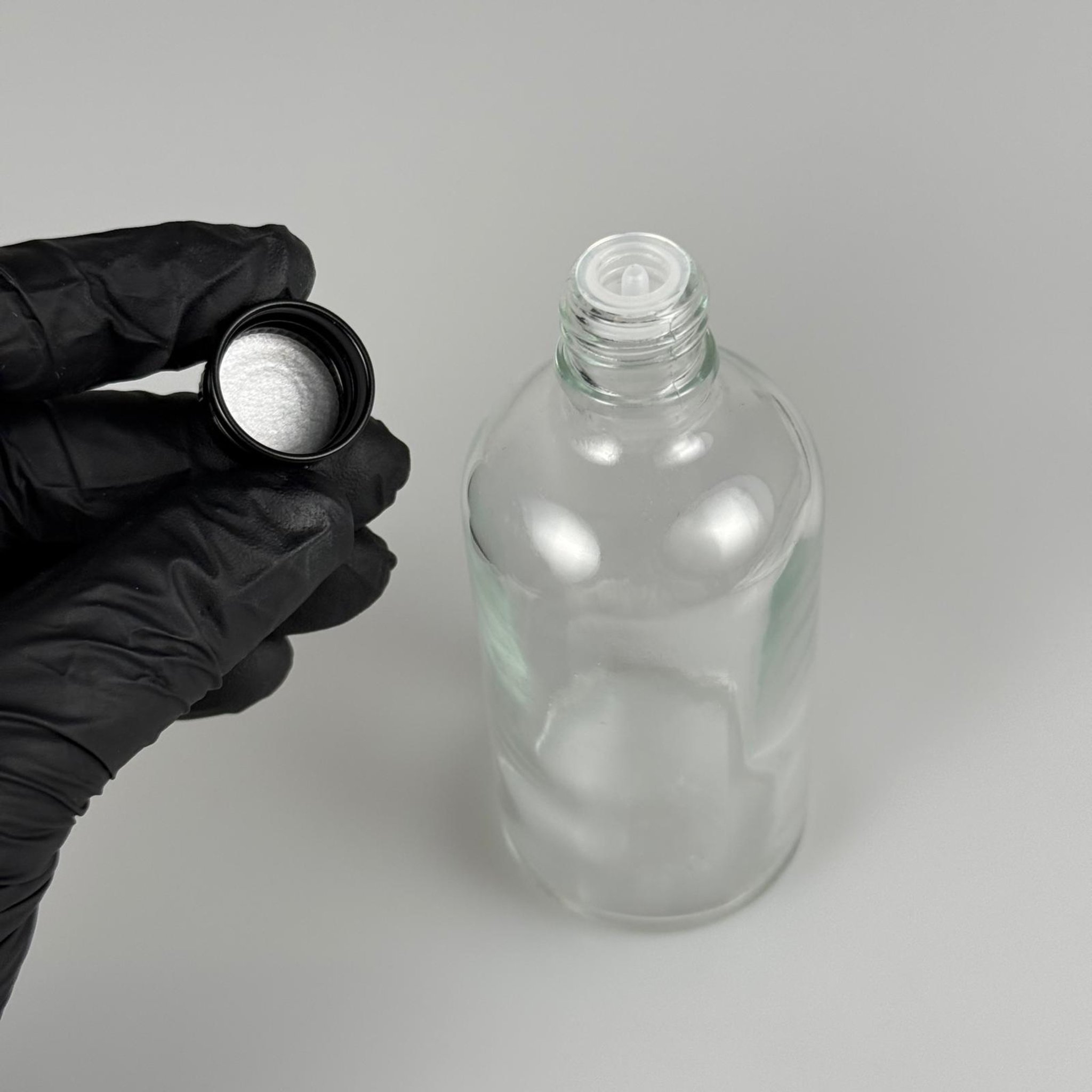 100 CC ŞEFFAF CAM ŞİŞE + KÖPÜK CONTALI SİYAH ALÜMİNYUM METAL KAPAKLI + DAMLALIKLI KOLONYA TIPALI TAKIM - 100 ML ŞEFFAF CAM ŞİŞE