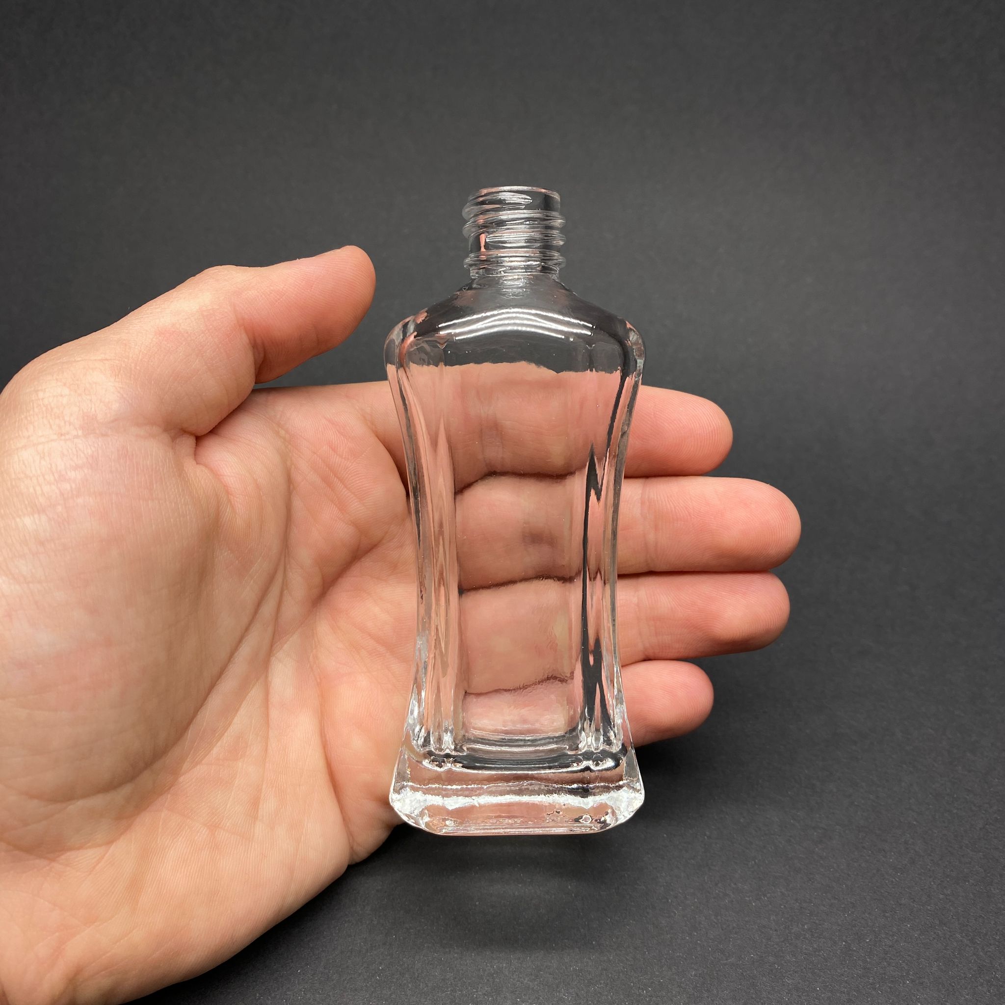 50 CC MİLANO MODEL CAM ŞİŞE - METAL GÜMÜŞ KAPAKLI - 50 ML LÜKS CAM ŞİŞE (CAMIN KALINLIĞI İLE İLGİLİ +/- 5 ML TOLERANS OLABİLİR)