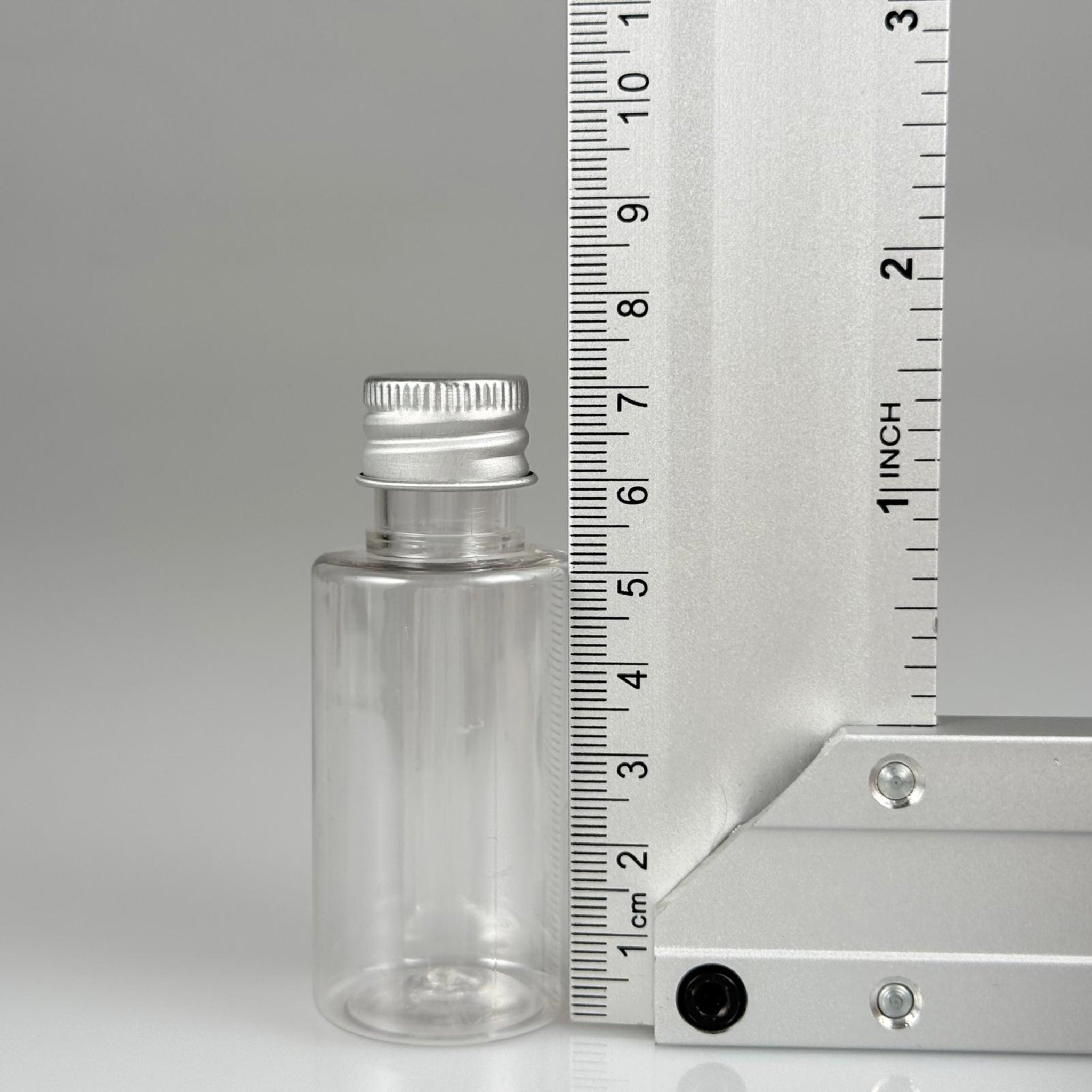 30 CC SİLİNDİR KISA MODEL PET ŞİŞE - KÖPÜK CONTALI GÜMÜŞ ALÜMİNYUM METAL KAPAKLI + KÖR TIPALII TAKIM - 30 ML ŞEFFAF PET ŞİŞE