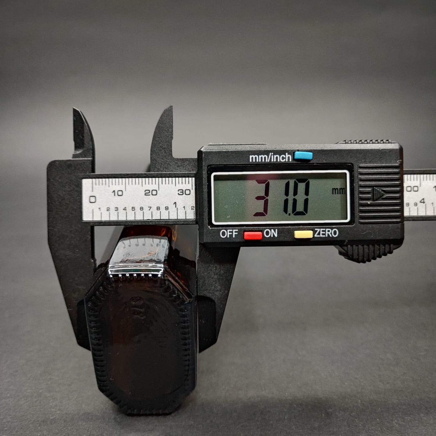 100 ML DOLUMU KOLAY, GENİŞ AĞIZLI İÇTEN DAMLALIKLI YASSI ŞİŞE (25 MM AĞIZ)  - 100 CC SİYAH CONTALI KAPAKLI İÇTEN DAMLALIKLI CAM ECZA ŞİŞESİ - AMBER KAHVERENGİ