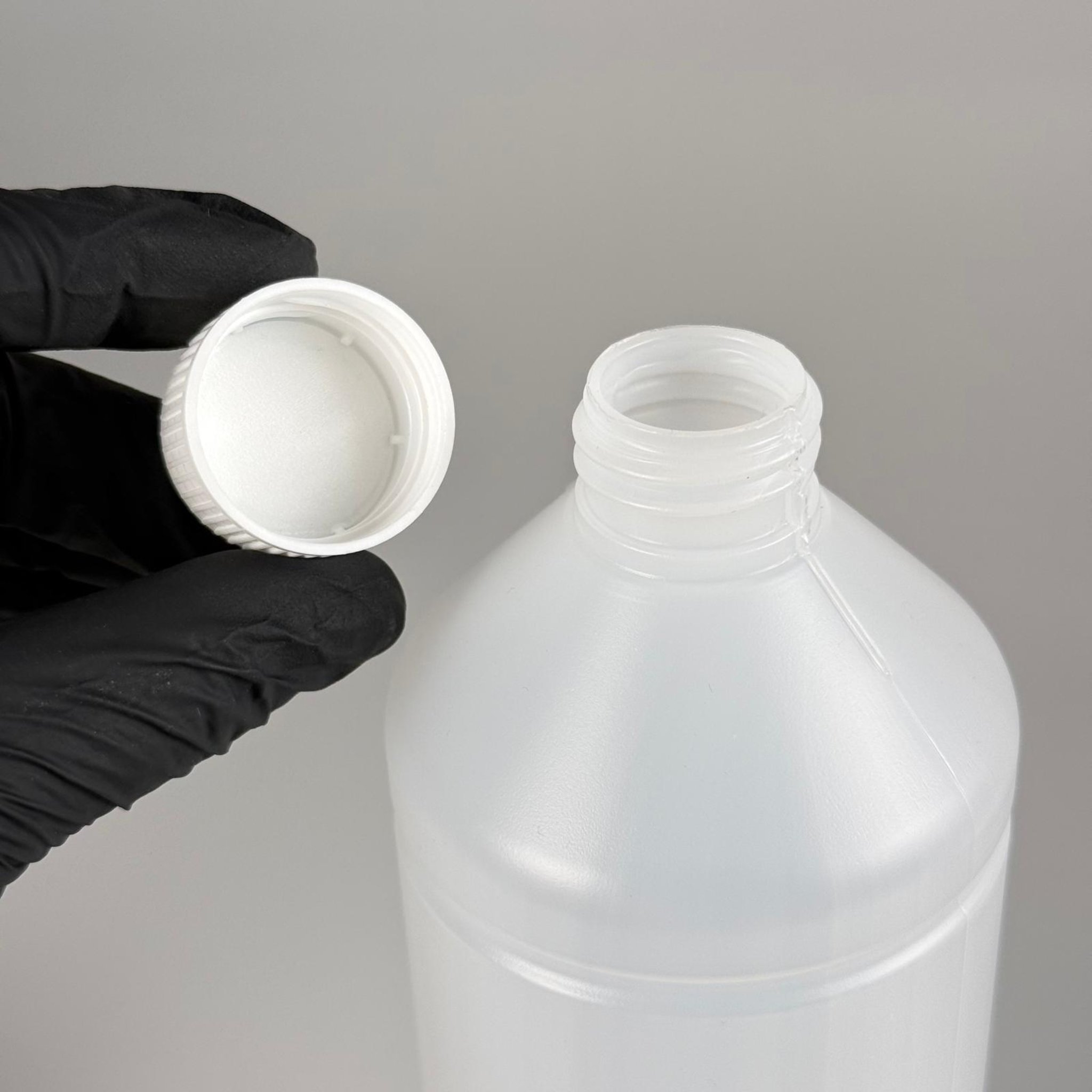 1000 CC UZUN TİNER ŞİŞESİ - KÖPÜK CONTALI BEYAZ KAPAKLI + AKITICILI SİVRİ SARI KARTUŞ KAPAKLI - 1000 ML KİMYASALA DAYANIKLI PLASTİK ŞİŞE - 1 LT POLİETİLEN ŞİŞE UZUN