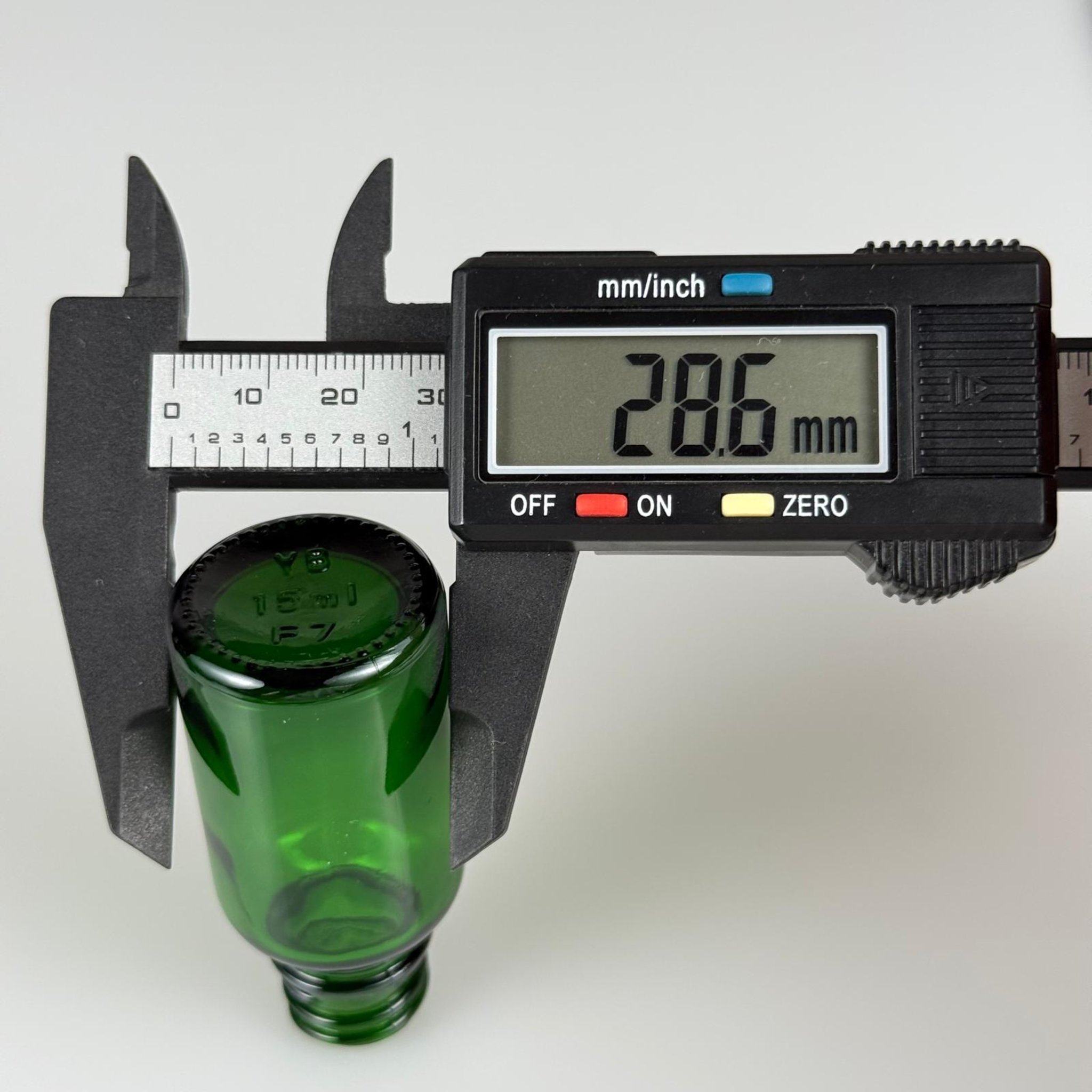15 CC YEŞİL CAM ŞİŞE + KÖPÜK CONTALI GÜMÜŞ ALÜMİNYUM METAL KAPAKLI TAKIM - 15 ML YEŞİL CAM ŞİŞE