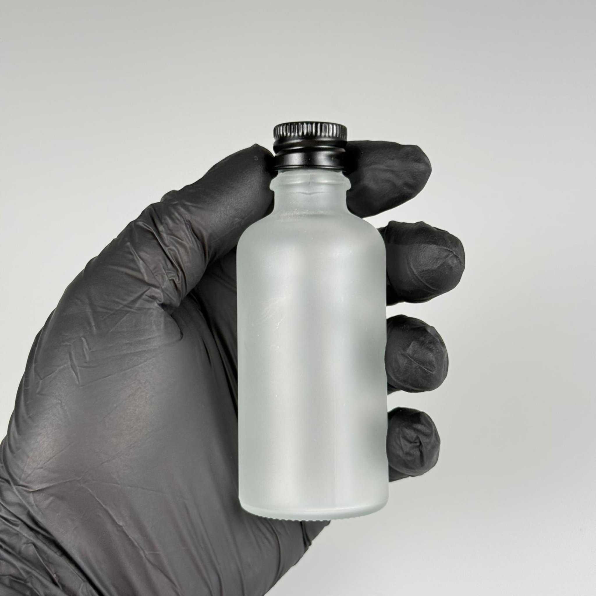 50 CC BUZLU CAM ŞİŞE + KÖPÜK CONTALI SİYAH ALÜMİNYUM METAL KAPAKLI + DAMLALIKLI KOLONYA TIPALI TAKIM - 50 ML BUZLU CAM ŞİŞE