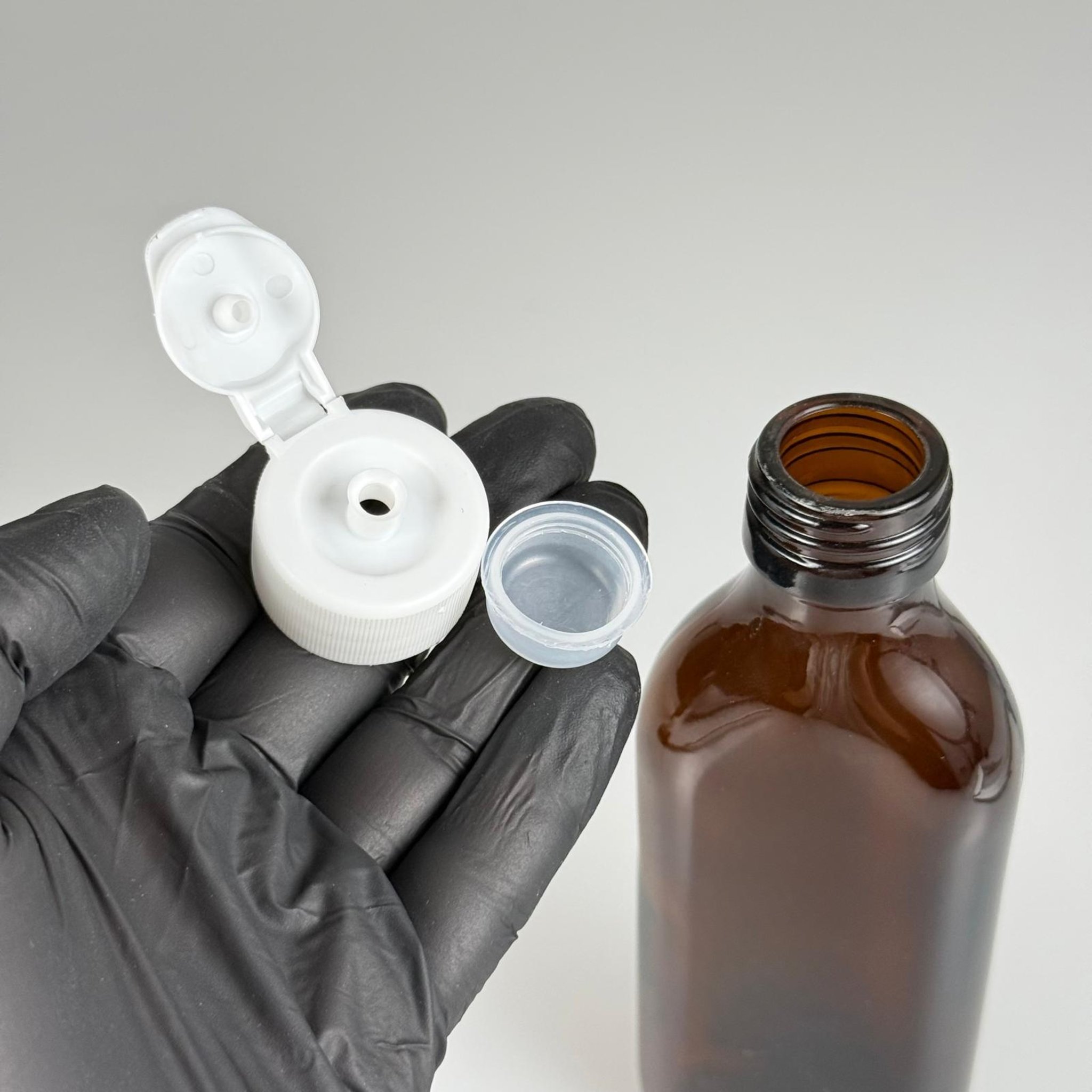 150 ML YASSI AMBER BALIK YAĞI ŞİŞESİ + BEYAZ FLİPTOP DAMLALIKLI KAPAK + SIZDIRMAZ KÖR TIPA TAKIM - 150 CC KAHVERENGİ ŞİŞE