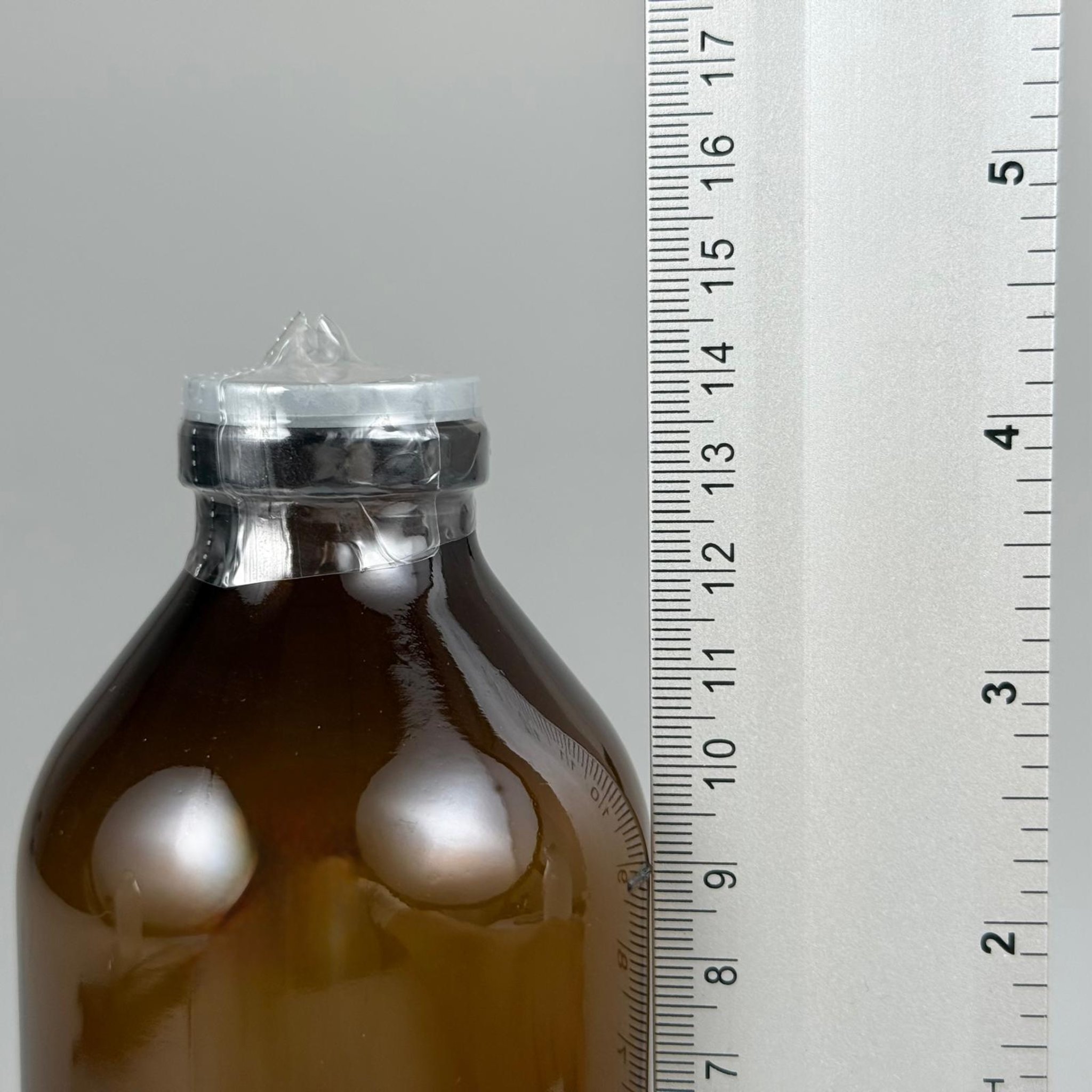 250 CC AMBER KAHVERENGİ SERUM ŞİŞE + KAUÇUK BUTİL TAPA (32 AĞIZ) + EMNİYET BANDI (ISI TABANCASI İLE UYGULANIR) - ENJEKTÖR İLE SIVI ÇEKİLEBİLİR