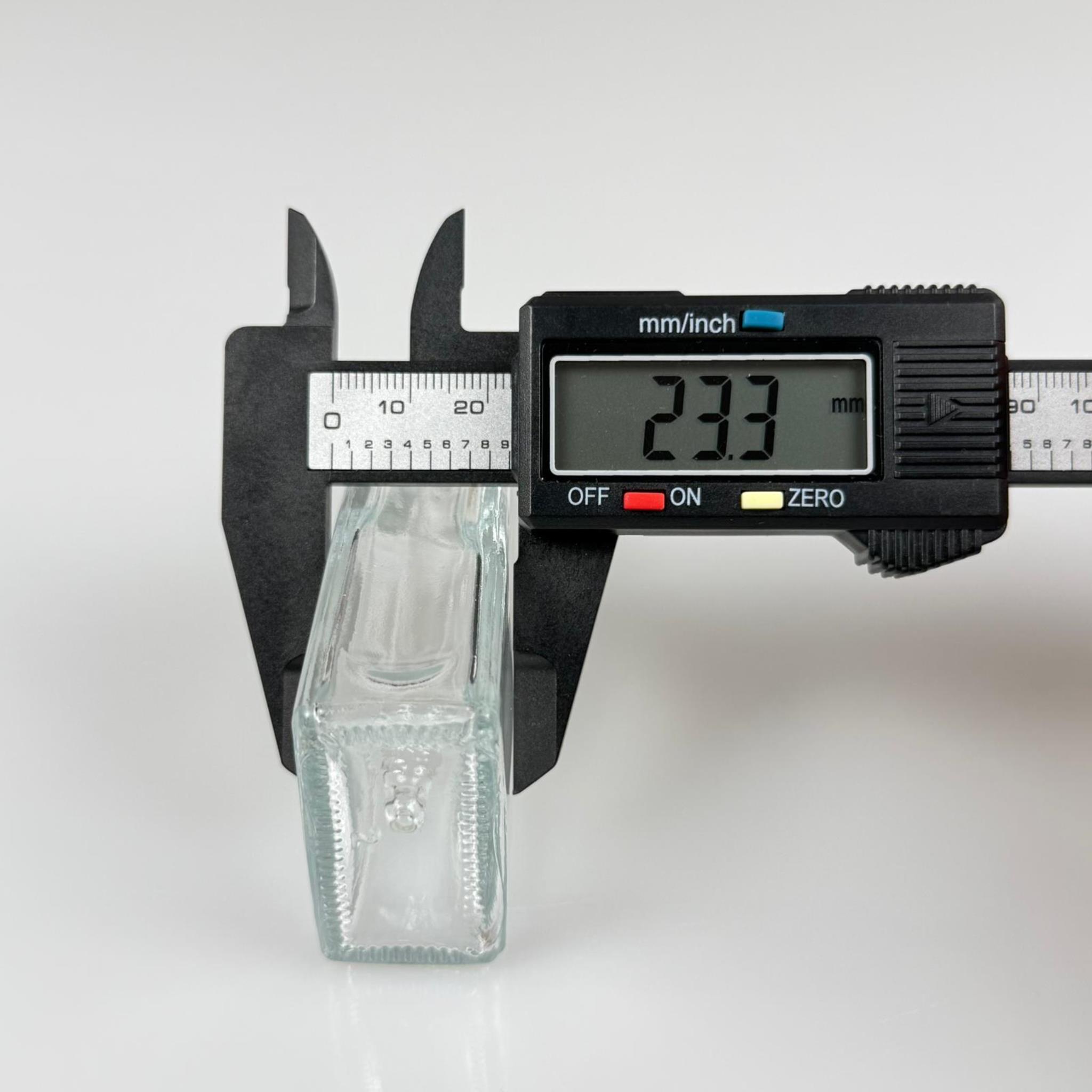 40 CC YASSI DİKDÖRTGEN PRESTİJLİ CAM DAMLALIKLI ŞİŞE - BEYAZ EMZİK - GÜMÜŞ METALİK KAPAK - 40 ML CAM DAMLALIKLI ŞİŞE - DAMLALIKLI BOŞ ŞİŞE
