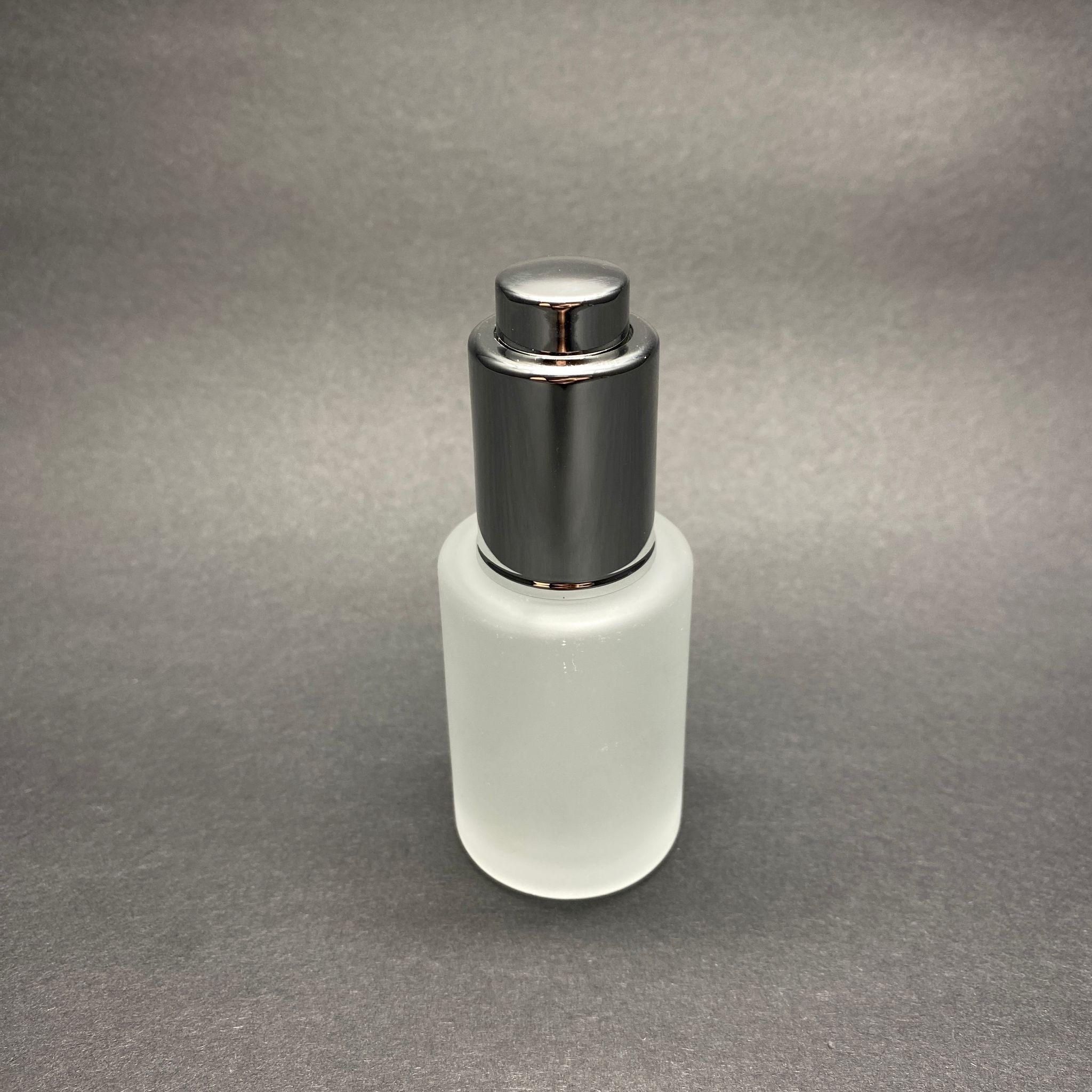 30 CC OMUZLU BUZLU CAM ŞİŞE - LÜX GÜMÜŞ BASMALI CAM DAMLALIKLI TAKIM (DAMLALIĞIN İÇİNDE SIZDIRMAZ CONTA MEVCUTTUR) - 30 ML KÜT BOYUNLU CAM SERUM ŞİŞESİ