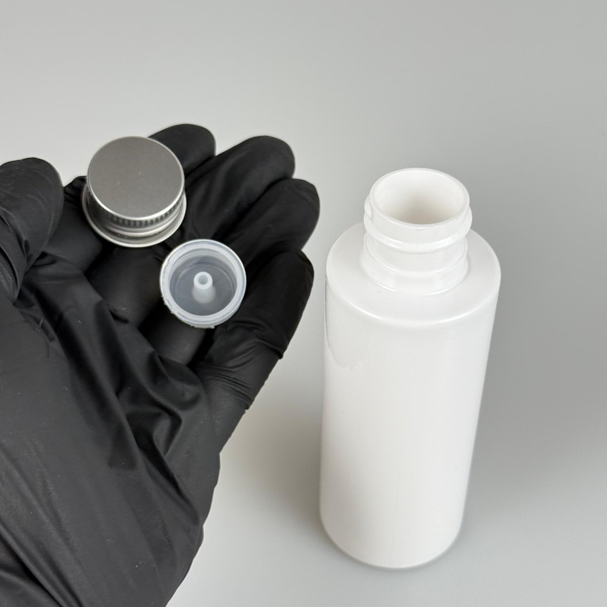 100 CC BEYAZ SİLİNDİR KESKİN KÜT MODEL SERT PET ŞİŞE ( 17 GR - 24 AĞIZ ) + KÖPÜK CONTALI GÜMÜŞ METAL ALÜMİNYUM KAPAK KOLONYA TIPALI TAKIM - 100 ML KAPAKLI BEYAZ PLASTİK ŞİŞELER