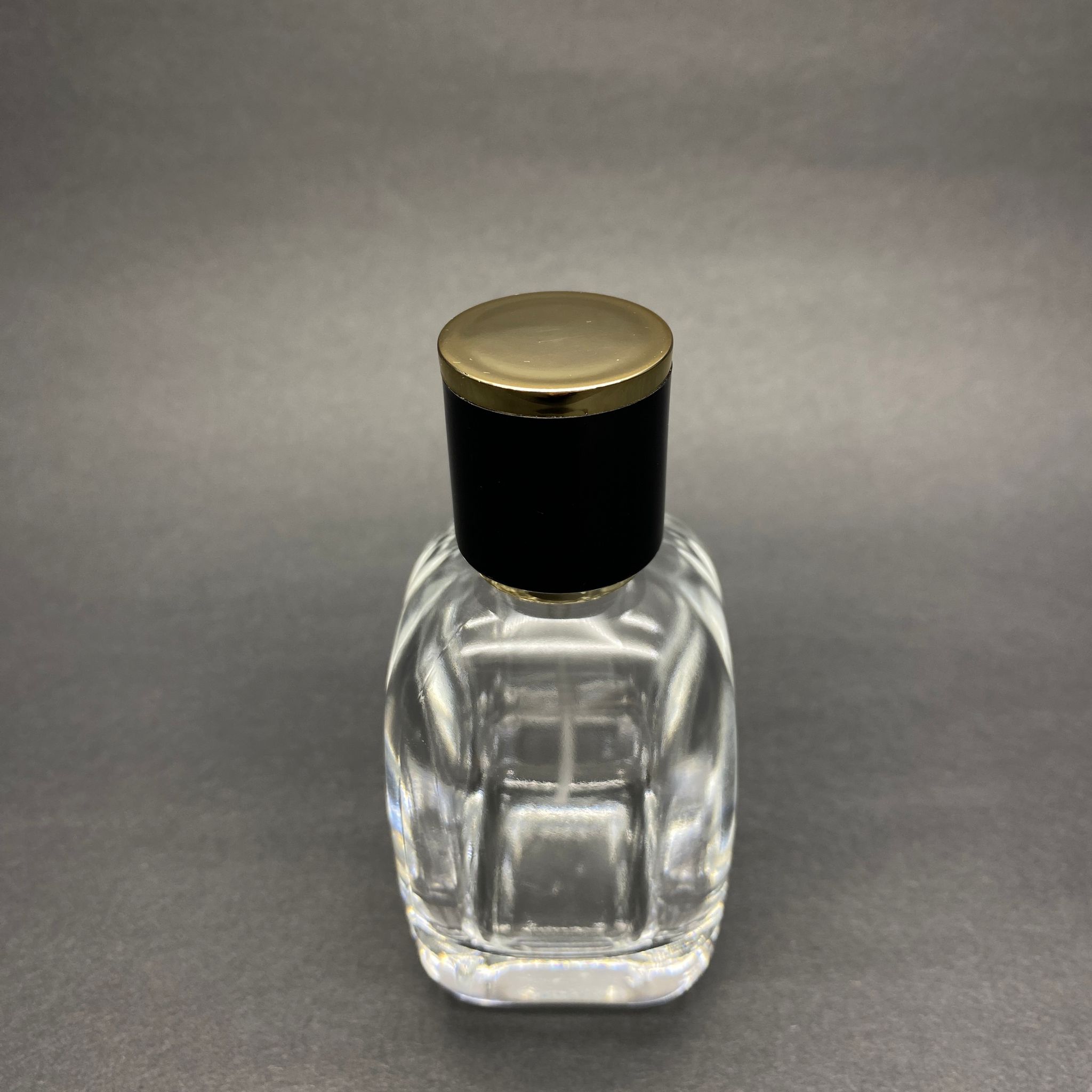 50 ML OVAL KARE MODEL CORE PARFÜM ŞİŞESİ - GÜMÜŞ METAL SPREYLİ + GOLD SİYAH KAPAKLI (AĞIZ 15 MM GEÇME KOLAY KAPAMA)