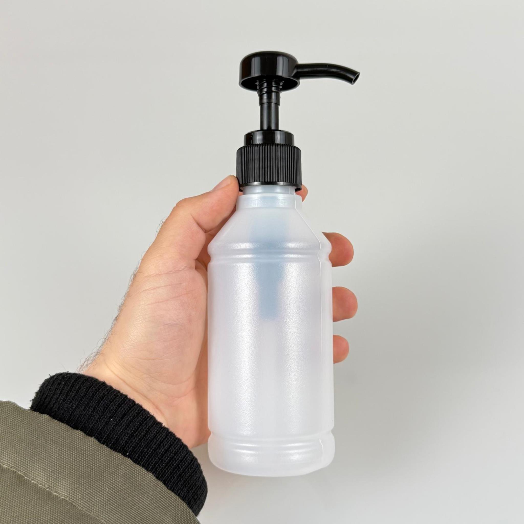 250 CC POLİETİLEN YARI SAYDAM MODEL ŞİŞE - SİYAH DOZAJ POMPALI (HER BASMADA 4 CC SIVI ATAR)  - 250 ML POMPALI ŞİŞE - ŞURUP, ŞAMPUAN, KREM GİBİ YOĞUN KIVAMLI SIVILARDA KULLANILIR