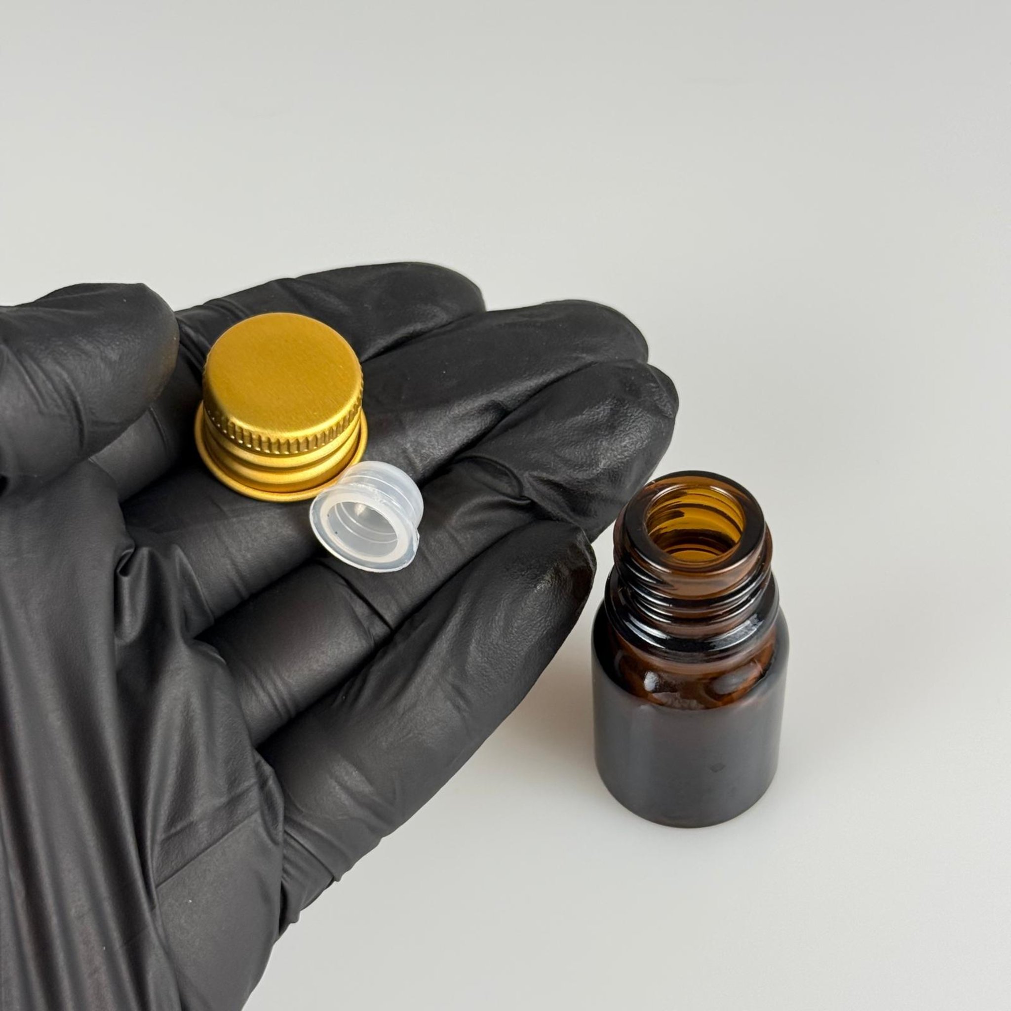 3 CC AMBER CAM ŞİŞE + KÖPÜK CONTALI GOLD ALÜMİNYUM METAL KAPAKLI + KÖR TIPALI TAKIM - 3 ML KAHVERENGİ CAM ŞİŞE