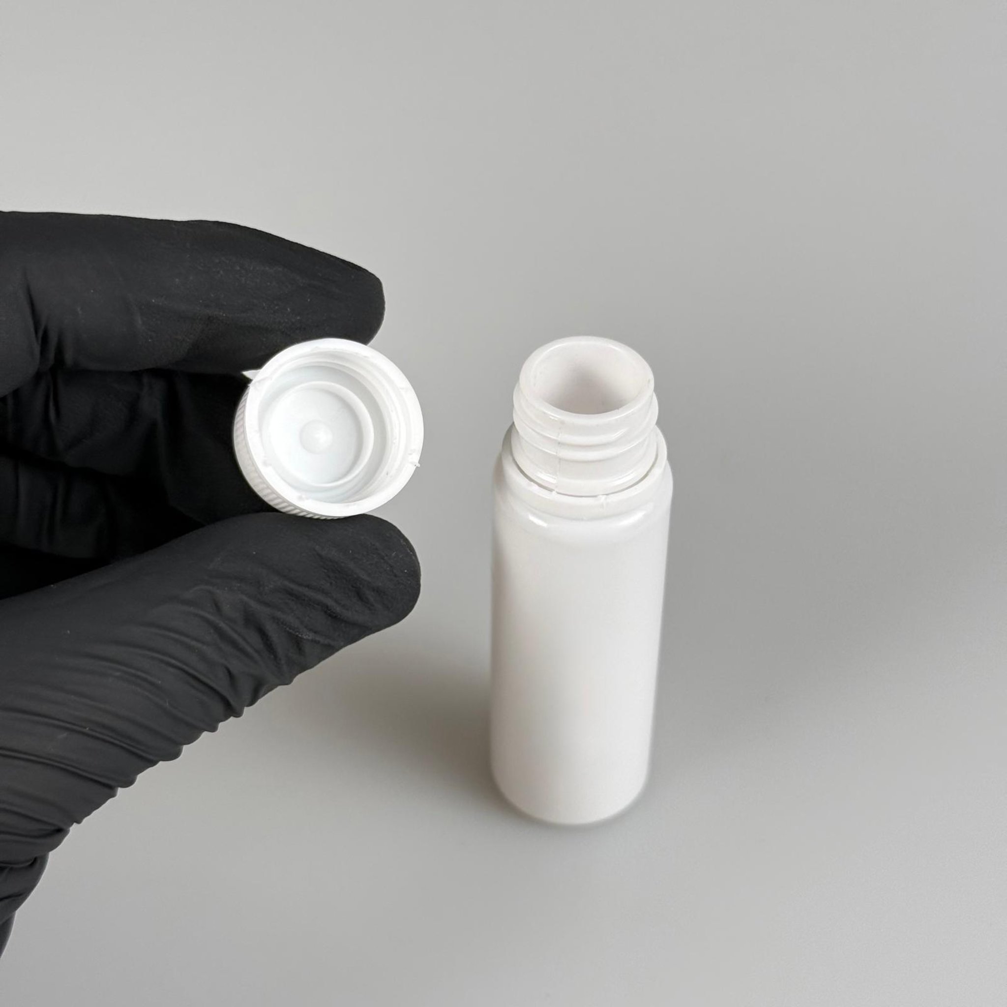 20 CC PET SHOT ŞİŞESİ  - KİLİTLİ BEYAZ KAPAKLI KOLAJEN ŞİŞESİ - 20 ML PLASTİK ŞİŞE - BEYAZ (KİLİTLİ KAPAK SERTÇE BASTIRARAK KAPANIR)