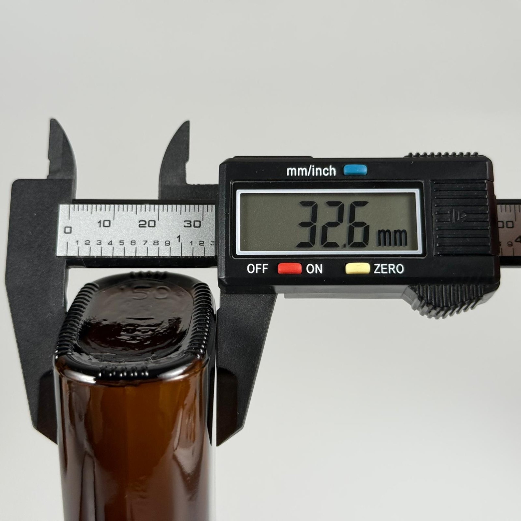 150 CC YASSI AMBER CAM ŞİŞE - ALÜMİNYUM KAPLAMALI GÜMÜŞ KAPAKLI TAKIM - 150 ML KAHVERENGİ CAM ŞİŞE