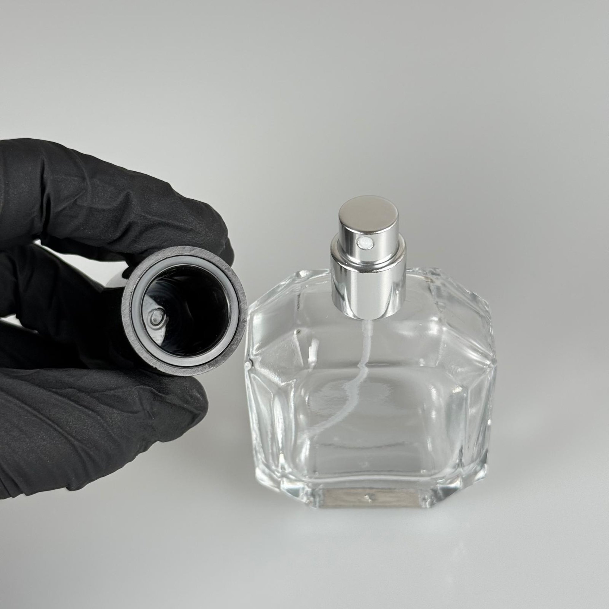 50 ML KAZABLANKA MODEL KÖŞELİ PARFÜM ŞİŞESİ + GÜMÜŞ METALE METAL SPREY + SİYAH POLO KAPAKLI SET (AĞIZ 13 MM VİDALI) TEKRAR DOLDURULABİLİR