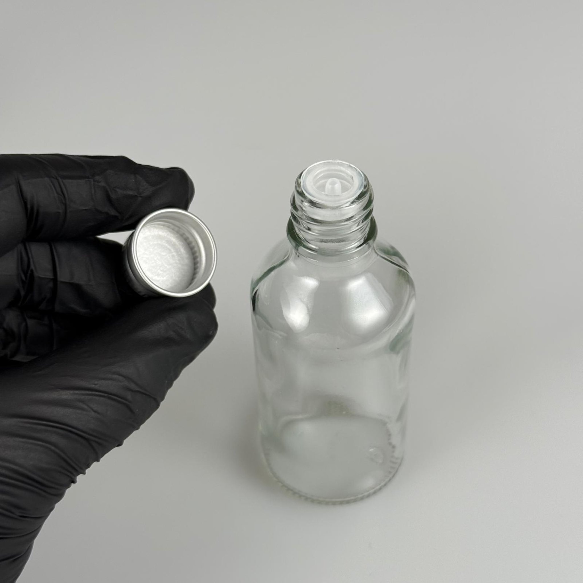 50 CC ŞEFFAF CAM ŞİŞE + KÖPÜK CONTALI GÜMÜŞ ALÜMİNYUM METAL KAPAKLI + DAMLALIKLI KOLONYA TIPALI TAKIM - 50 ML ŞEFFAF CAM ŞİŞE