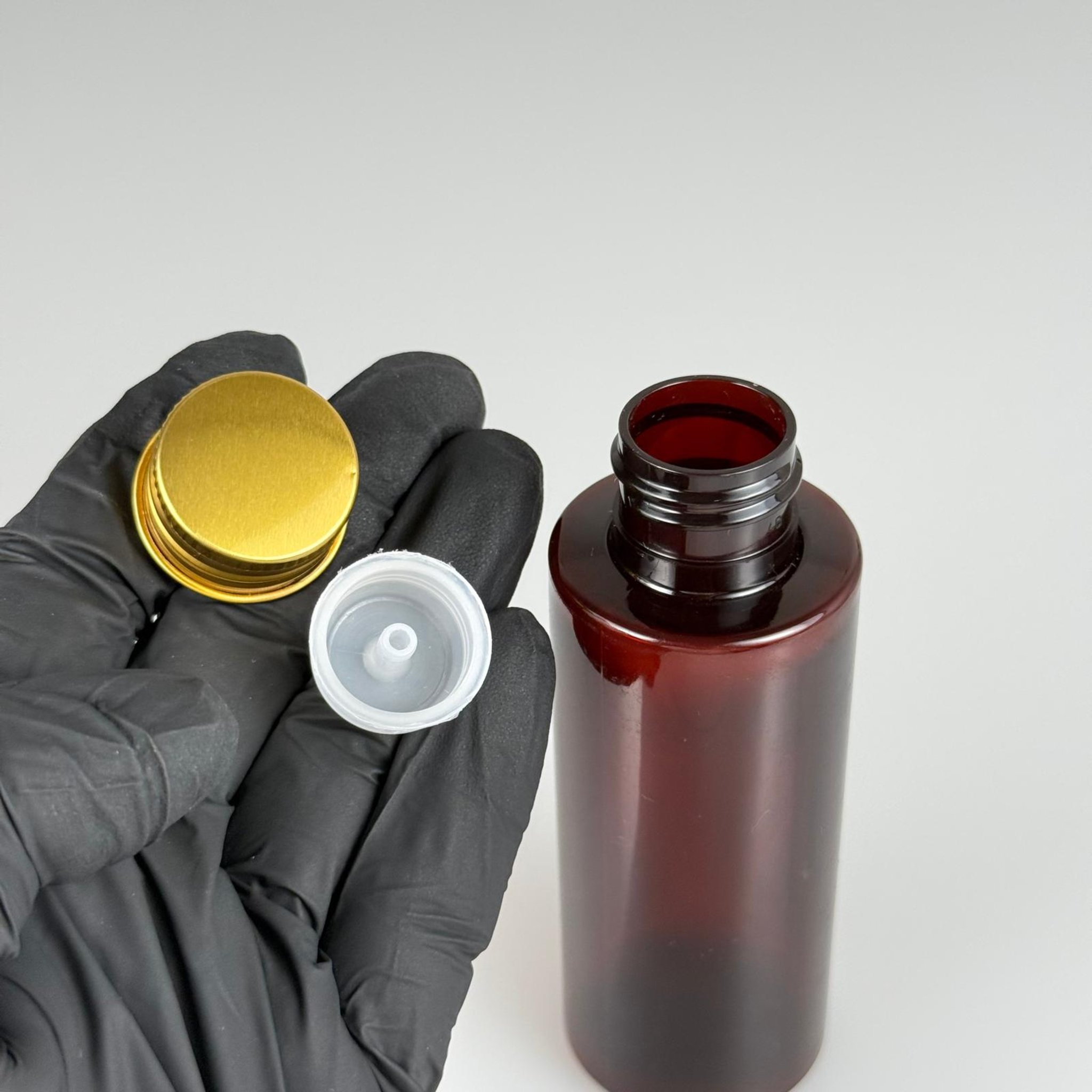 100 CC AMBER SİLİNDİR KESKİN KÜT MODEL SERT PET ŞİŞE (17 GR - 24 AĞIZ ) + KÖPÜK CONTALI GOLD METAL ALÜMİNUM KAPAKLI + KOLONYA TIPALI TAKIM - 100 ML KAPAKLI AMBER PLASTİK ŞİŞELER