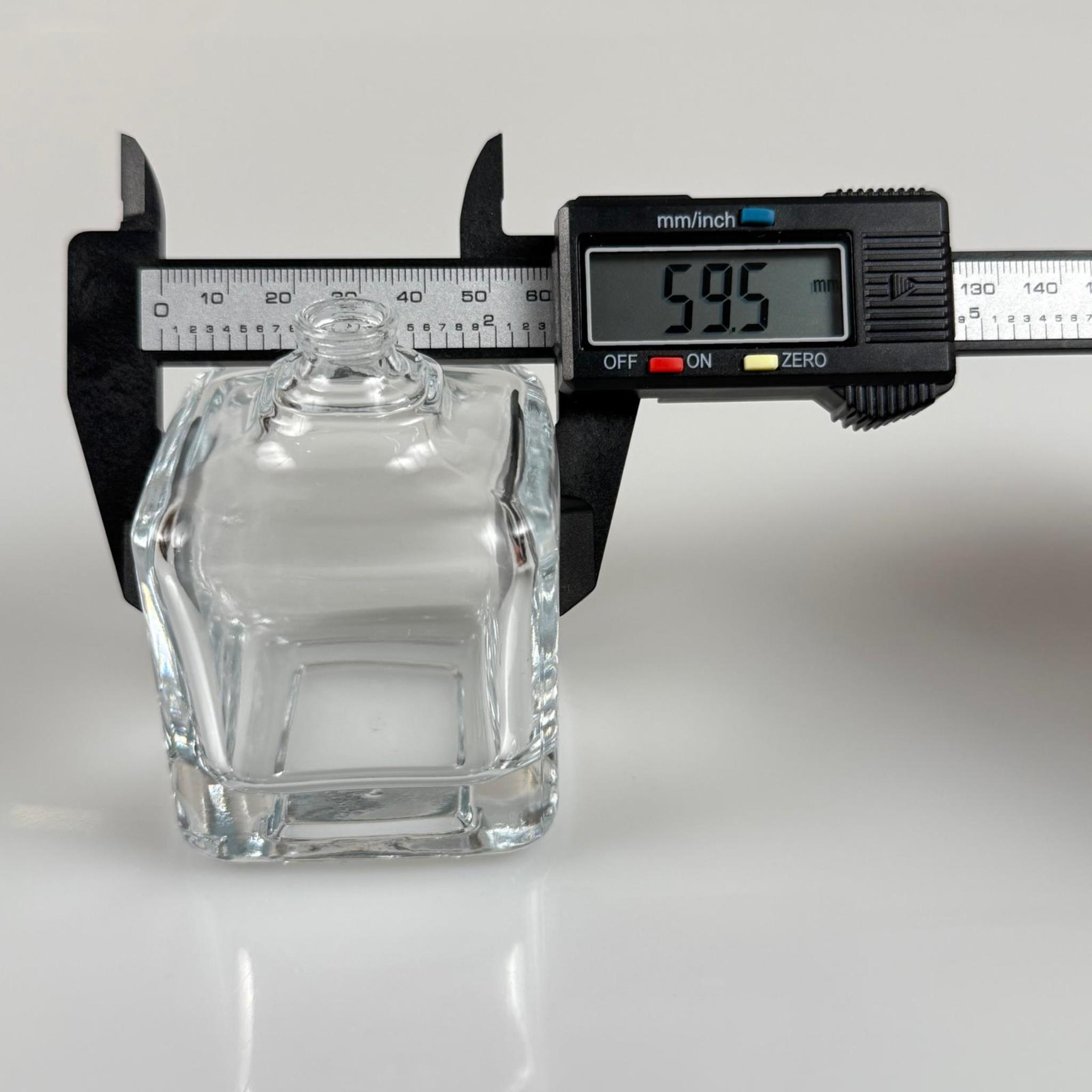 100 ML KARE MODEL LURA PARFÜM ŞİŞESİ - SİYAH METAL SPREYLİ + BEYAZ KAPAKLI (AĞIZ 15 MM GEÇME KOLAY KAPAMA)