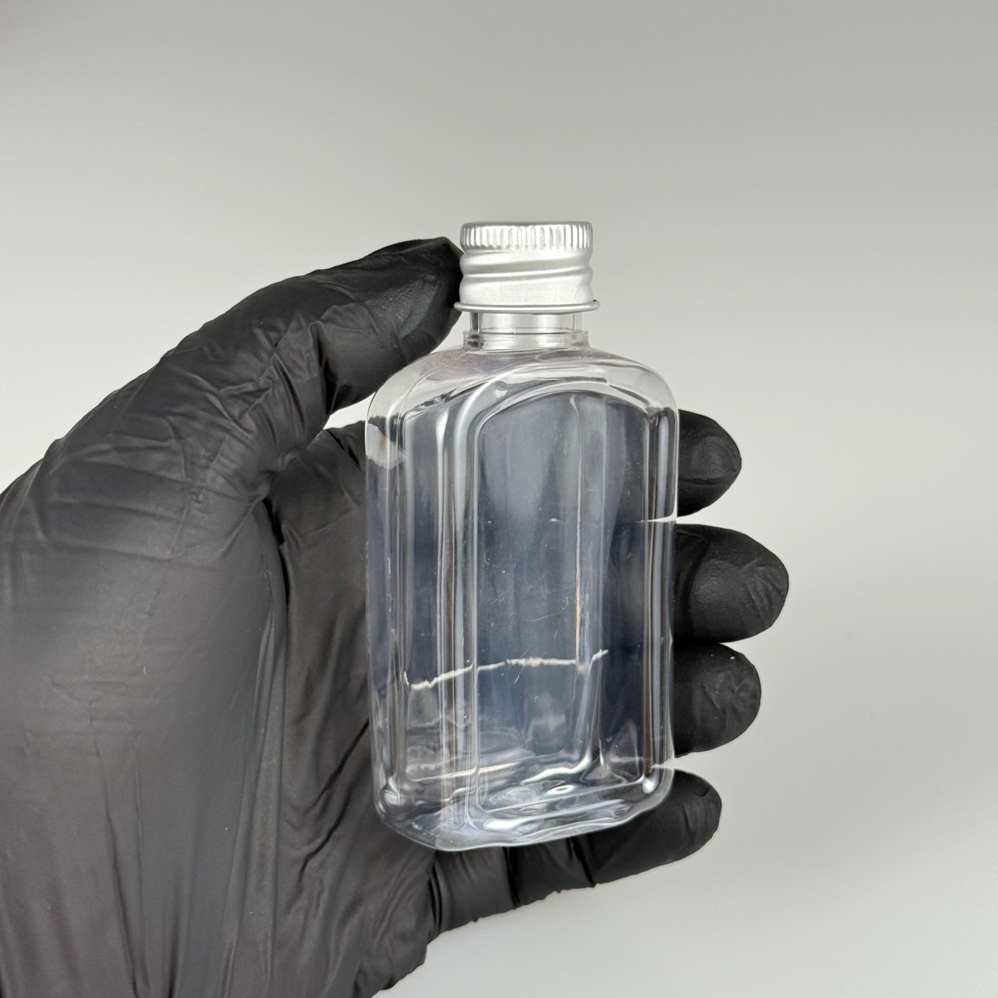 50 CC ŞEFFAF YASSI KÖŞELİ MODEL PET ŞİŞE + KÖPÜK CONTALI GÜMÜŞ ALÜMİNYUM METAL KAPAKLI TAKIM - 50 ML PLASTİK ŞİŞE