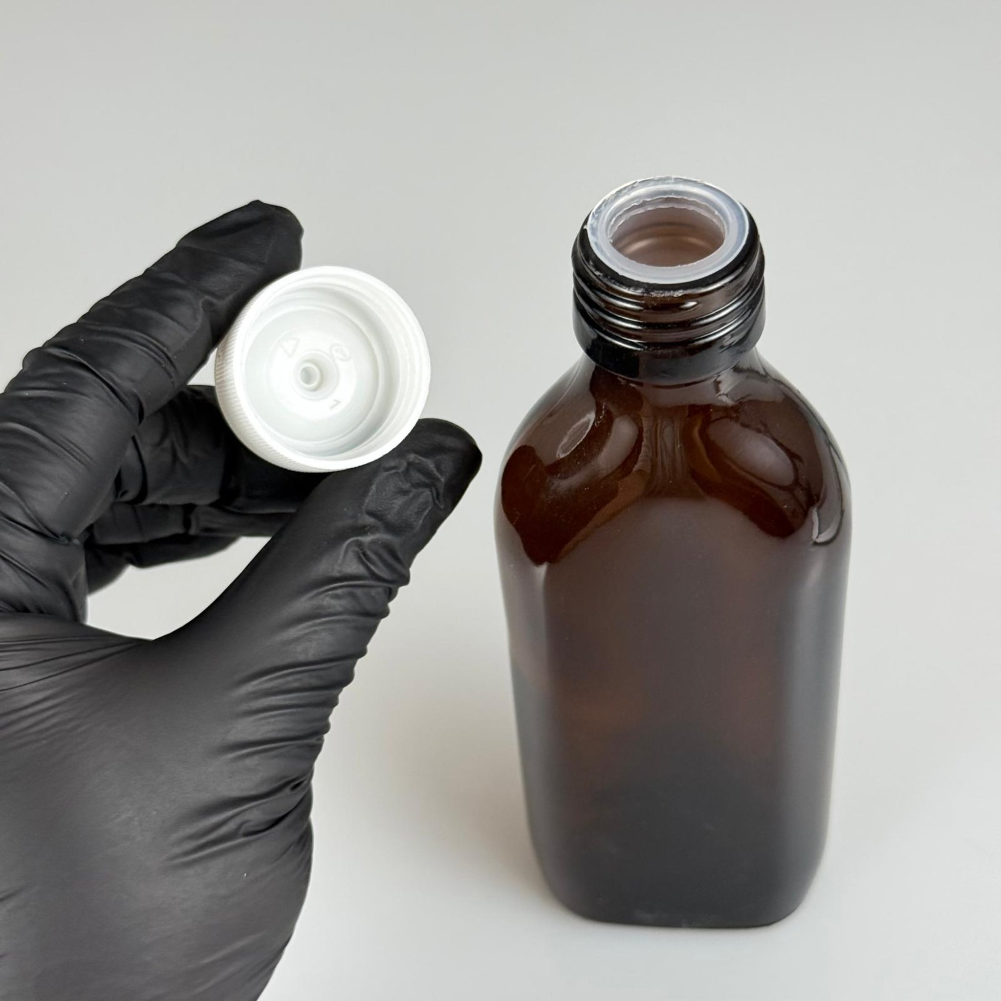 150 ML YASSI AMBER BALIK YAĞI ŞİŞESİ + BEYAZ FLİPTOP DAMLALIKLI KAPAK + SIZDIRMAZ KÖR TIPA TAKIM - 150 CC KAHVERENGİ ŞİŞE