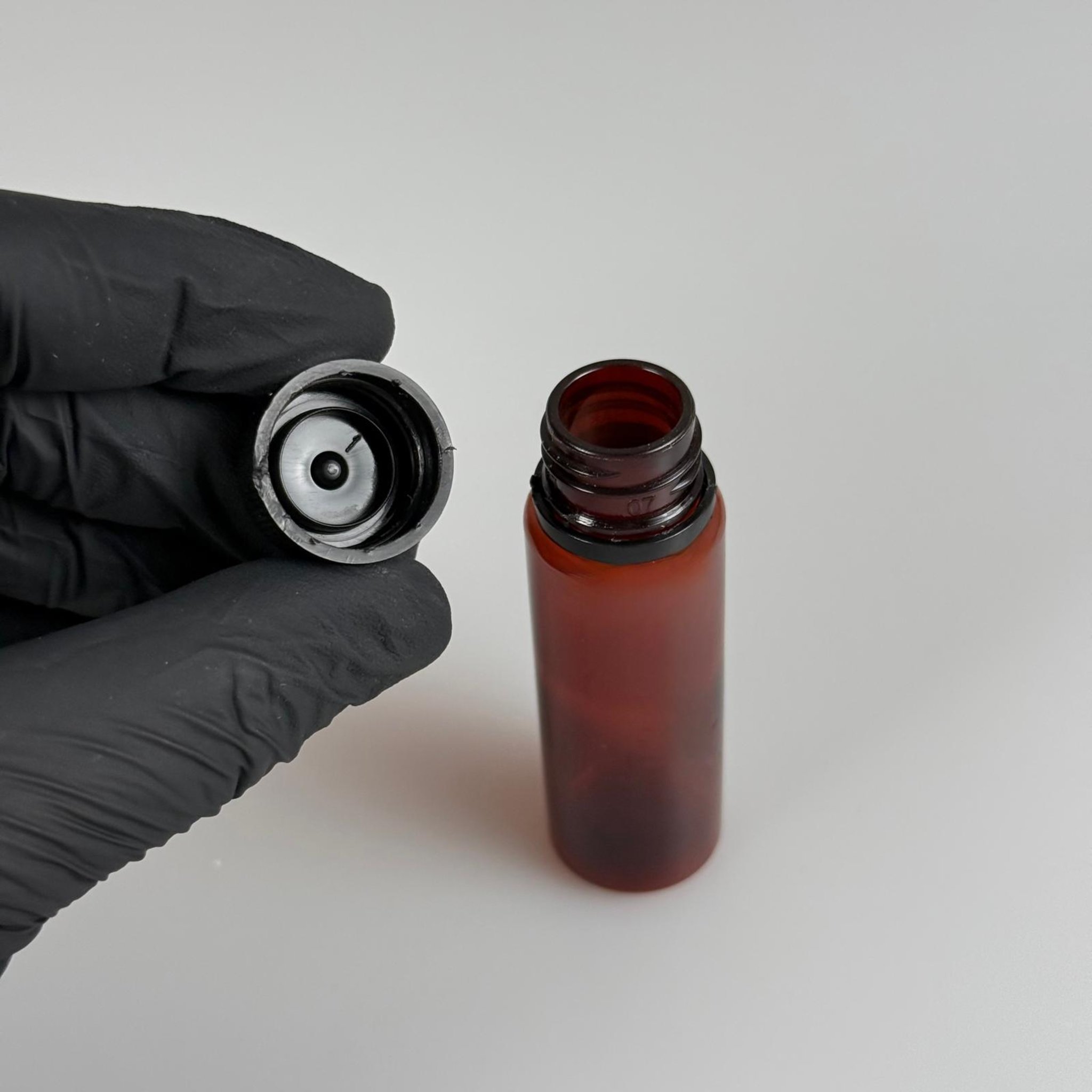 20 CC PET SHOT ŞİŞESİ  - KİLİTLİ SİYAH KAPAKLI KOLAJEN ŞİŞESİ - 20 ML PLASTİK ŞİŞE - AMBER (KİLİTLİ KAPAK SERTÇE BASTIRARAK KAPANIR)