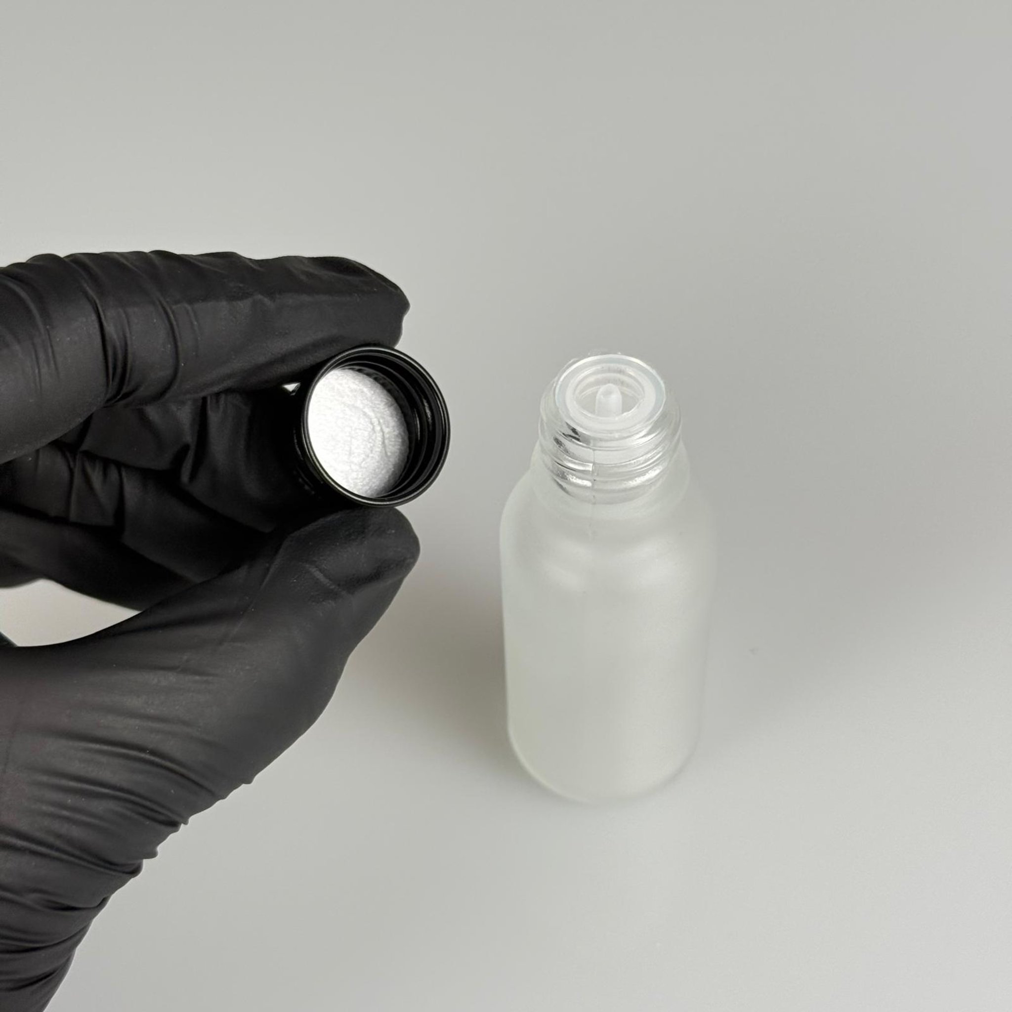 20 CC BUZLU CAM ŞİŞE + KÖPÜK CONTALI SİYAH ALÜMİNYUM METAL KAPAKLI + DAMLALIKLI KOLONYA TIPALI TAKIM - 20 ML BUZLU CAM ŞİŞE