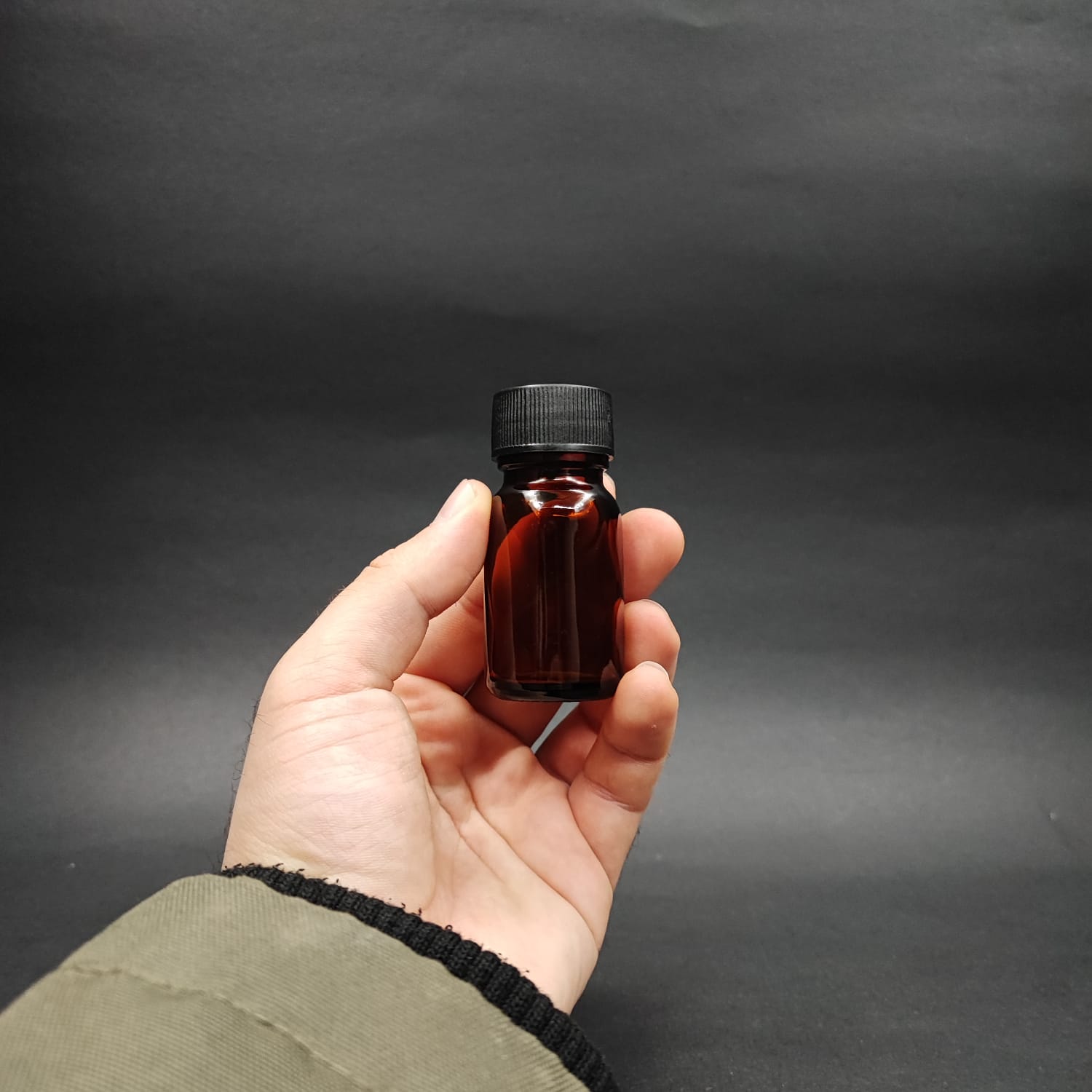 20 ML DOLUMU KOLAY, GENİŞ AĞIZLI İÇTEN DAMLALIKLI ŞİŞE (25 MM AĞIZ)  - 20 CC SİYAH CONTALI KAPAKLI İÇTEN DAMLALIKLI CAM ECZA ŞİŞESİ - AMBER KAHVERENGİ