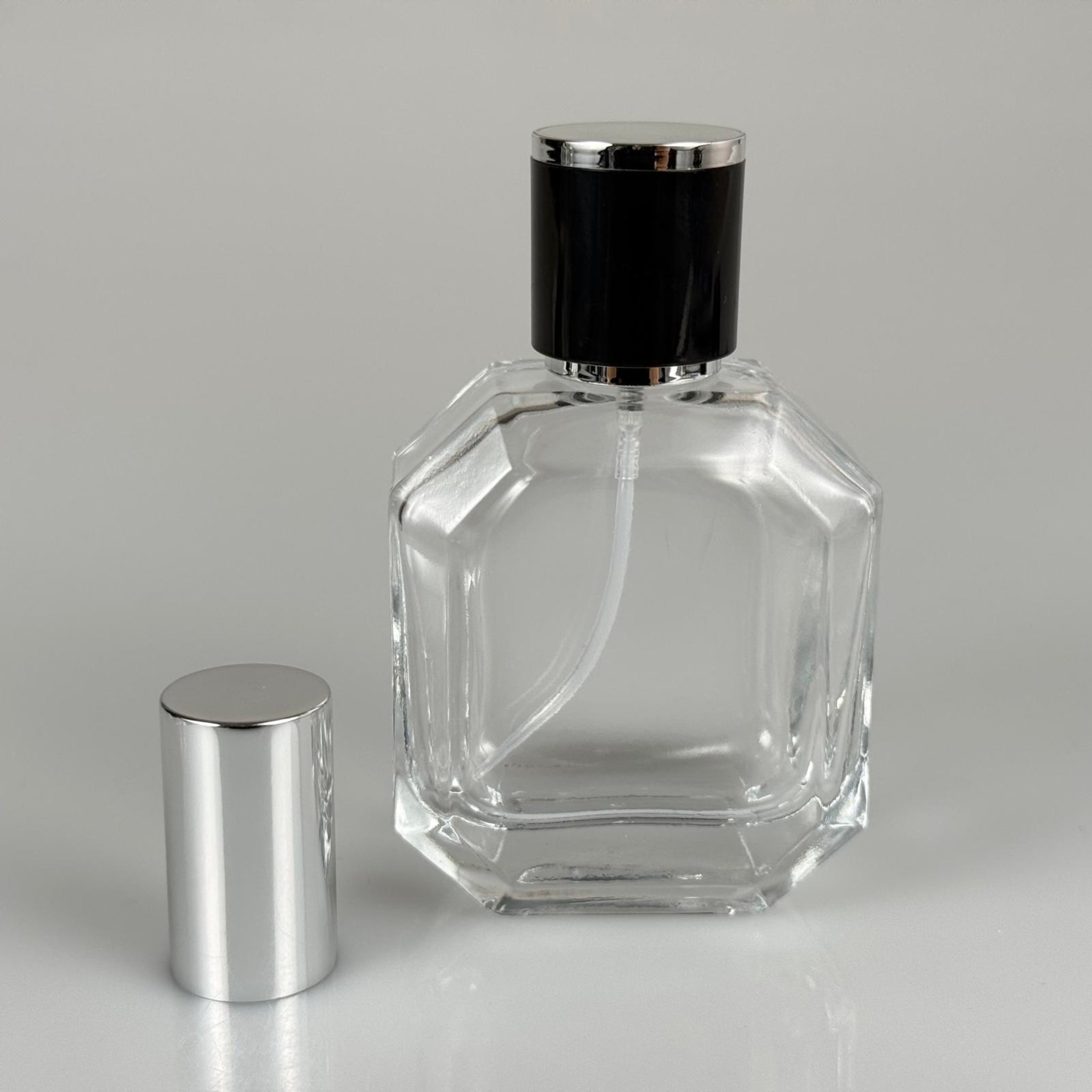 50 ML KAZABLANKA MODEL KÖŞELİ PARFÜM ŞİŞESİ + GÜMÜŞ METALE METAL SPREY + GÜMÜŞE SİYAH POLO KAPAKLI SET (AĞIZ 13 MM VİDALI) TEKRAR DOLDURULABİLİR