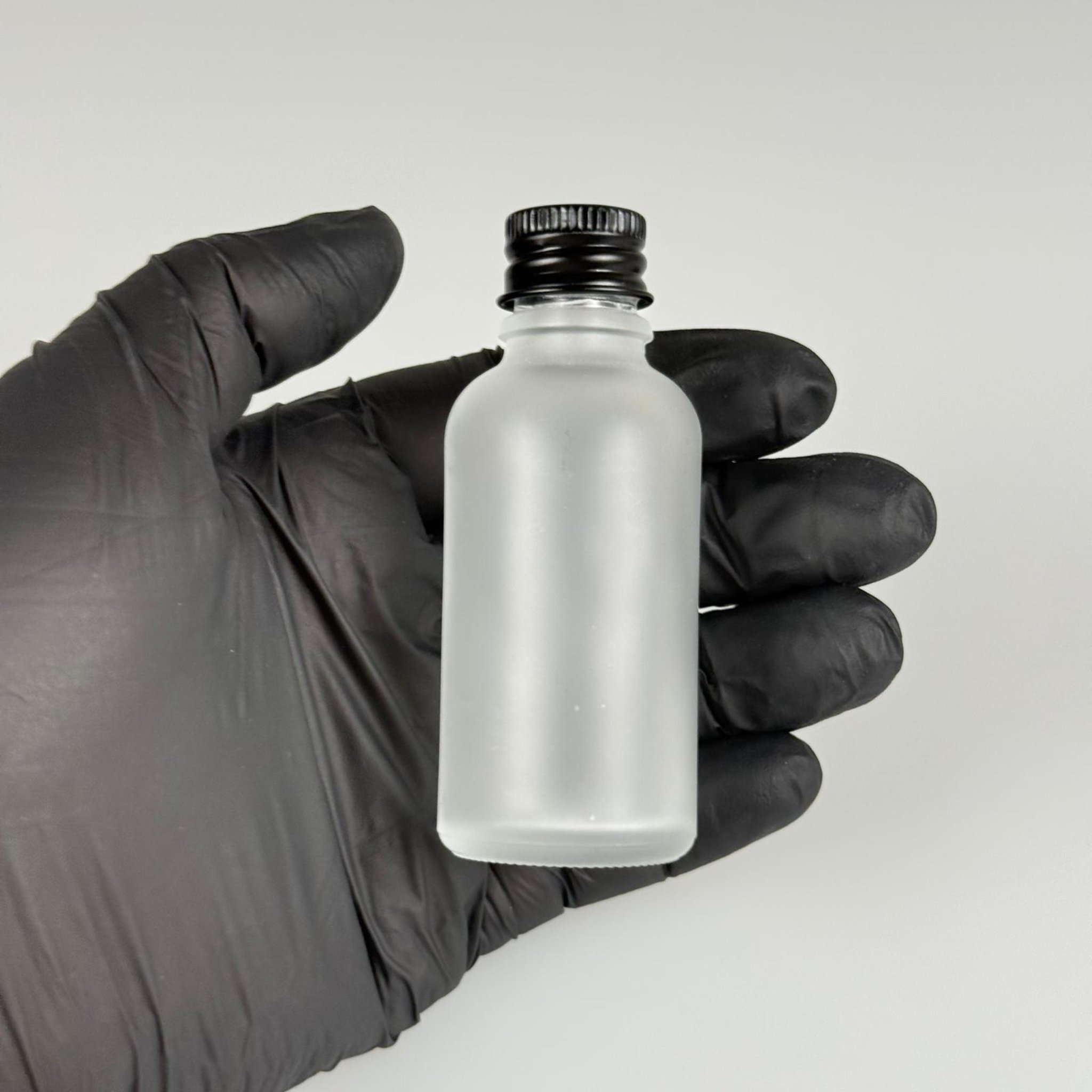 30 CC BUZLU CAM ŞİŞE + KÖPÜK CONTALI SİYAH ALÜMİNYUM METAL KAPAKLI + DAMLALIKLI KOLONYA TIPALI TAKIM - 30 ML BUZLU CAM ŞİŞE