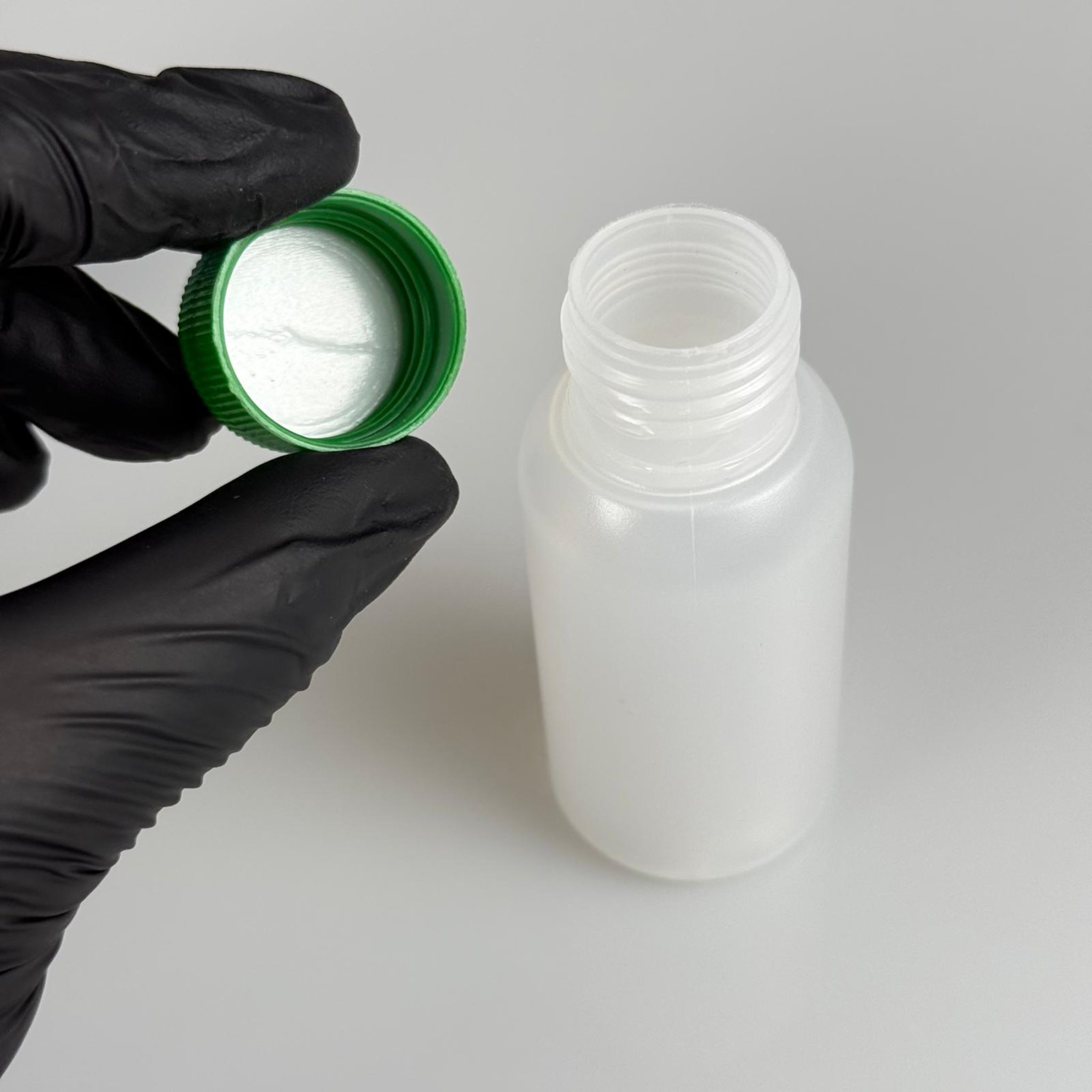 50 ML SIKILABİLİR YUMUŞAK POLİETİLEN PE PLASTİK ŞİŞE - CONTALI YEŞİL KAPAKLI - 50 cc sos, yağ, kartuş, mürekkep vb için boş şişeler
