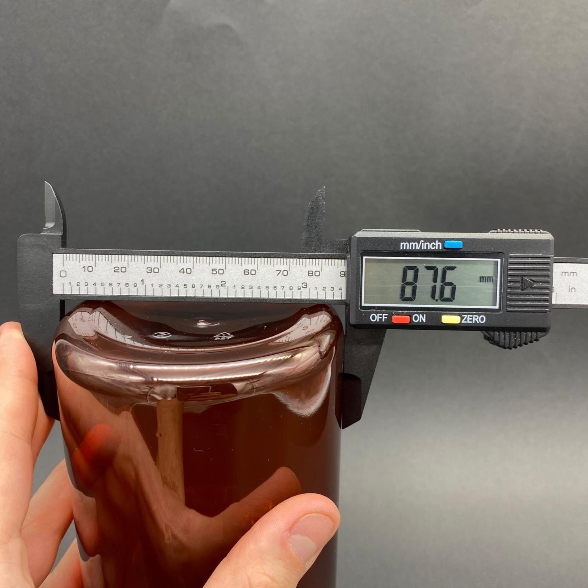 1000 CC AMBER KAHVERENGİ PET KÜT MODEL ŞİŞE - SİYAH DOZAJ POMPALI (HER BASMADA 4 CC SIVI ATAR)  - 1000 ML POMPALI ŞİŞE - ŞURUP, ŞAMPUAN, KREM GİBİ YOĞUN KIVAMLI SIVILARDA KULLANILIR