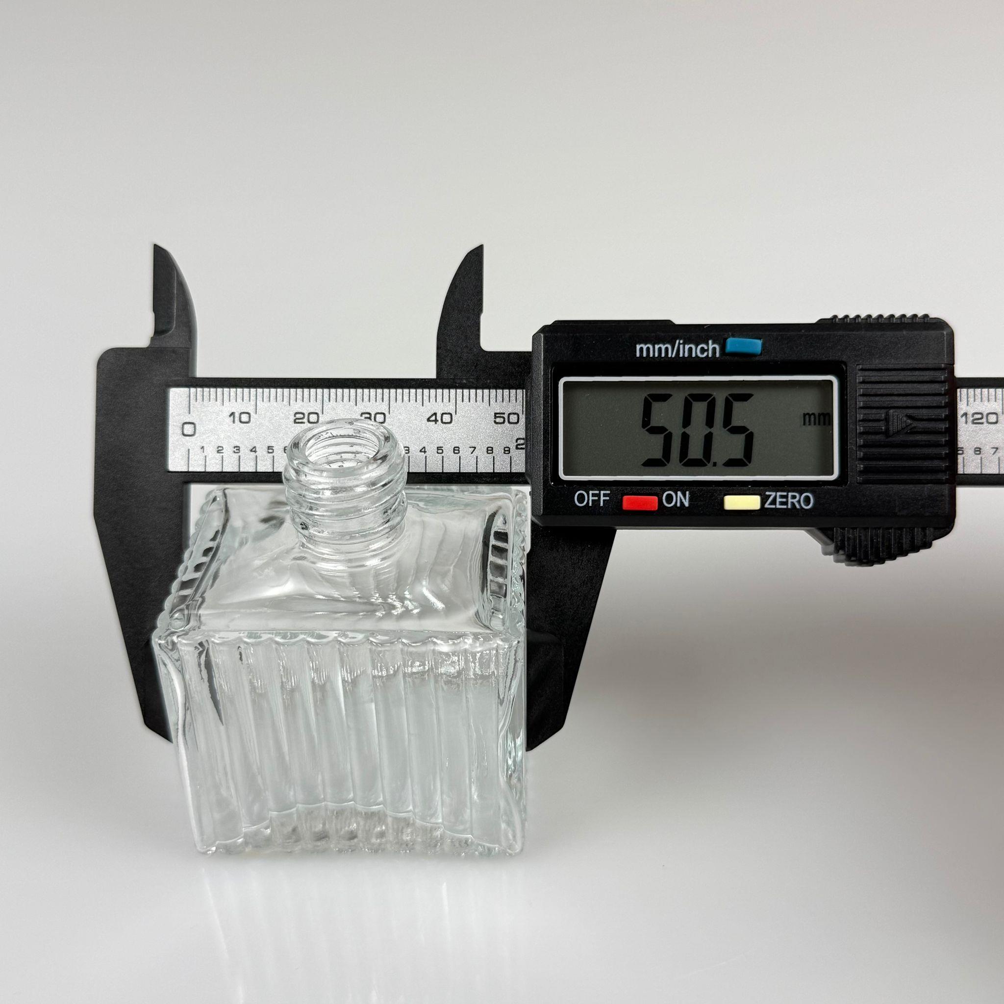 50 CC KÖŞELİ DESENLİ ÇİZGİLİ CAM ŞİŞE - 18 MM AĞIZ - 50 ML PRESTİJLİ ŞİŞE