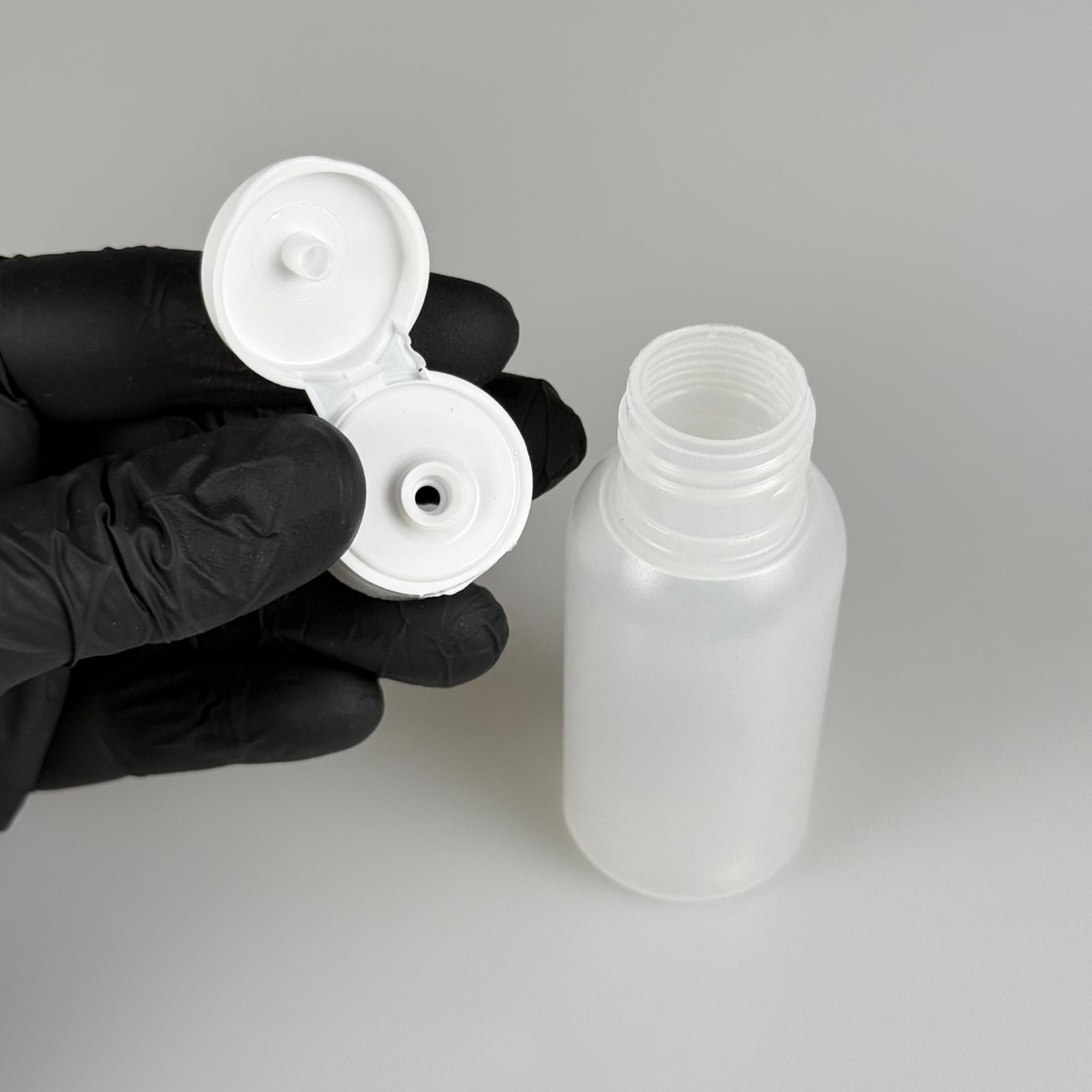 50 ML SIKILABİLİR YUMUŞAK POLİETİLEN PE PLASTİK ŞİŞE - BEYAZ FLİPTOP AKITICI ŞAMPUAN KAPAKLI - 50 cc sos, yağ, kartuş, mürekkep vb için boş şişeler