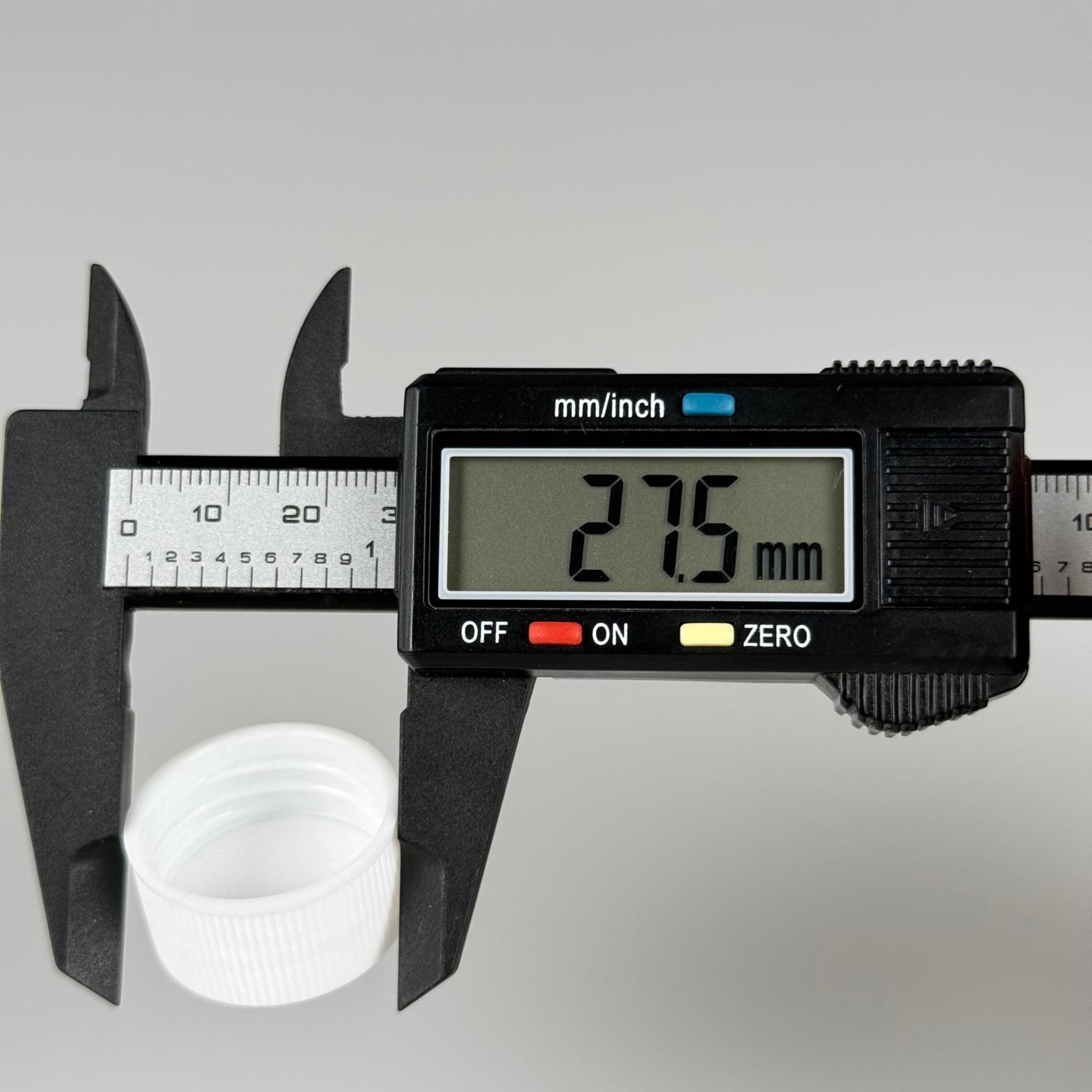 25 MM VİDALI KAPAK -- KÖPÜK CONTALI CAM VE PLASTİK ŞİŞE KAPAĞI - BEYAZ