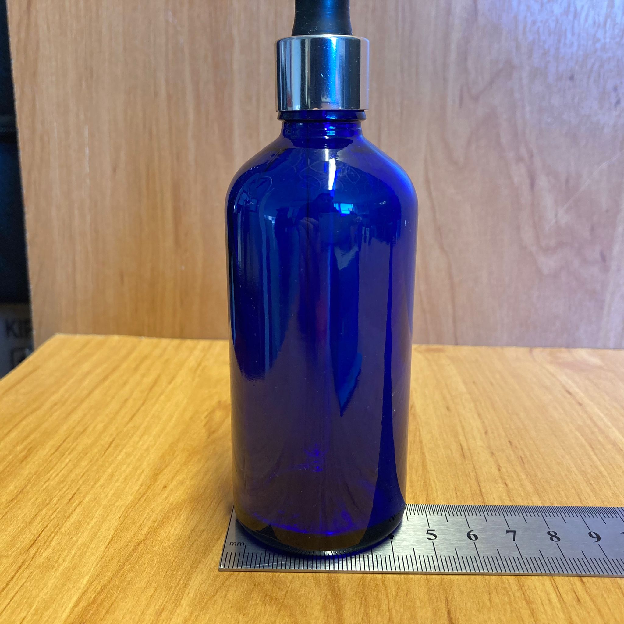 100 CC MAVİ CAM DAMLALIKLI ŞİŞE - SİYAH EMZİK - GÜMÜŞ METALİK KAPAK - 100 ML MAVİ CAM DAMLALIKLI ŞİŞE