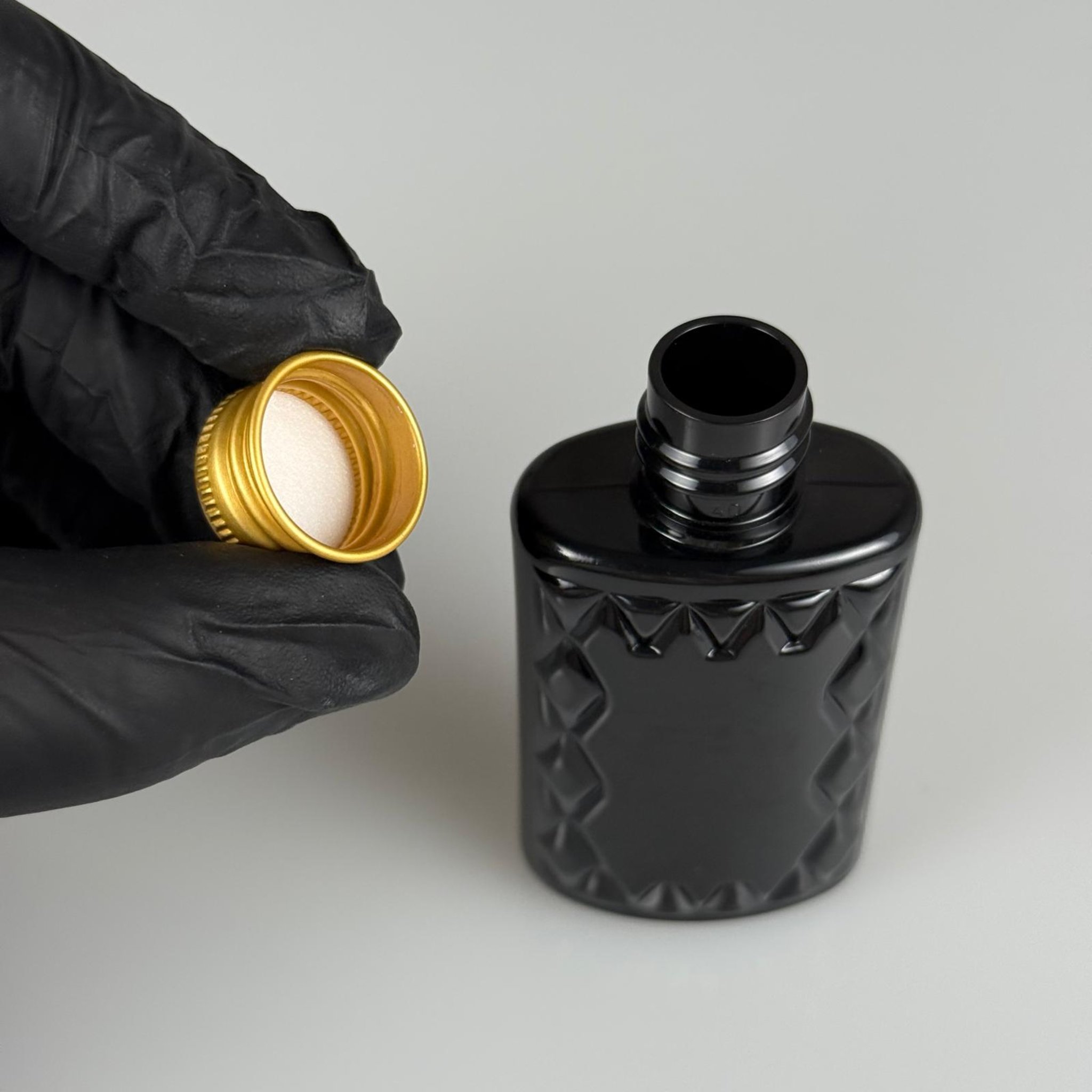 50 CC KÖŞELİ BEYAZ PET ŞİŞE + KÖPÜK CONTALI GOLD ALÜMİNYUM METAL KAPAKLI TAKIM - 50 ML PET ŞİŞE