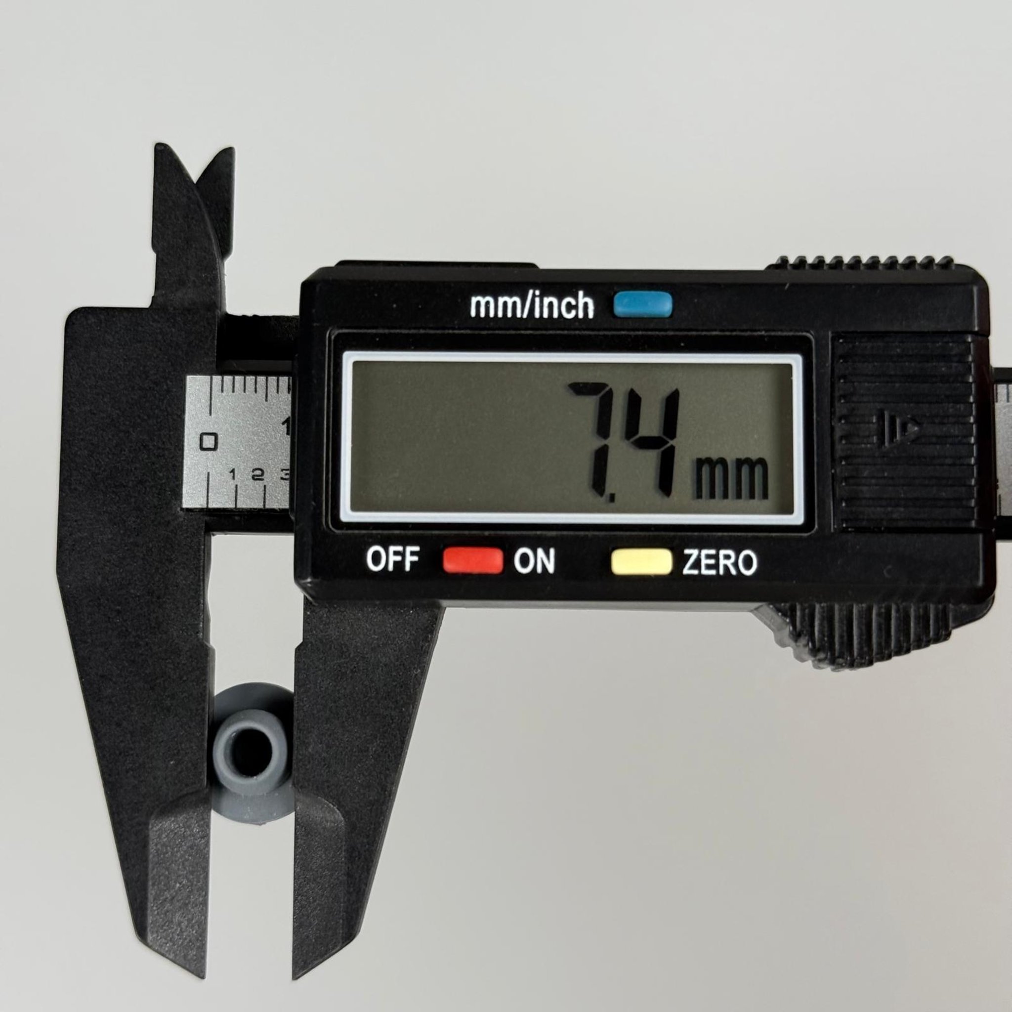 7,5 MM KAUÇUK TIPA - kaydırmaz şok dolap kapağı kapı vb için darbe emici ayak, titreşim takozu, lastik conta, kör tıpa, kablo geçiş contası, mobilya ayağı için ses kesici, sızdırmazlık butonu vb. alanlarda kullanılabilir.