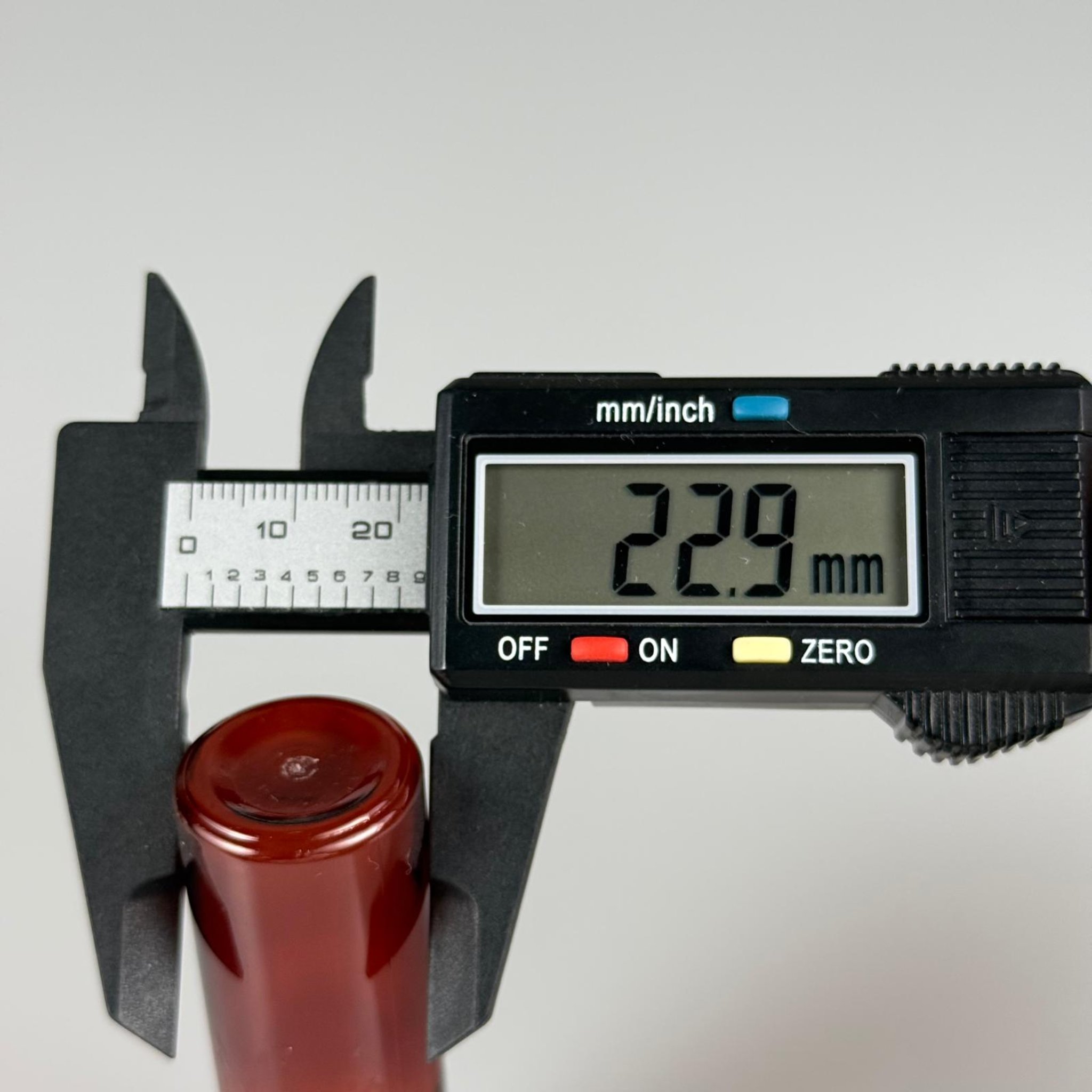 20 CC PET AMBER SHOT ŞİŞE - KÖPÜK CONTALI GÜMÜŞ ALÜMİNYUM METAL KAPAKLI + DAMLALIKLI KOLONYA TIPALI TAKIM - 20 ML KAHVERENGİ PLASTİK ŞİŞE
