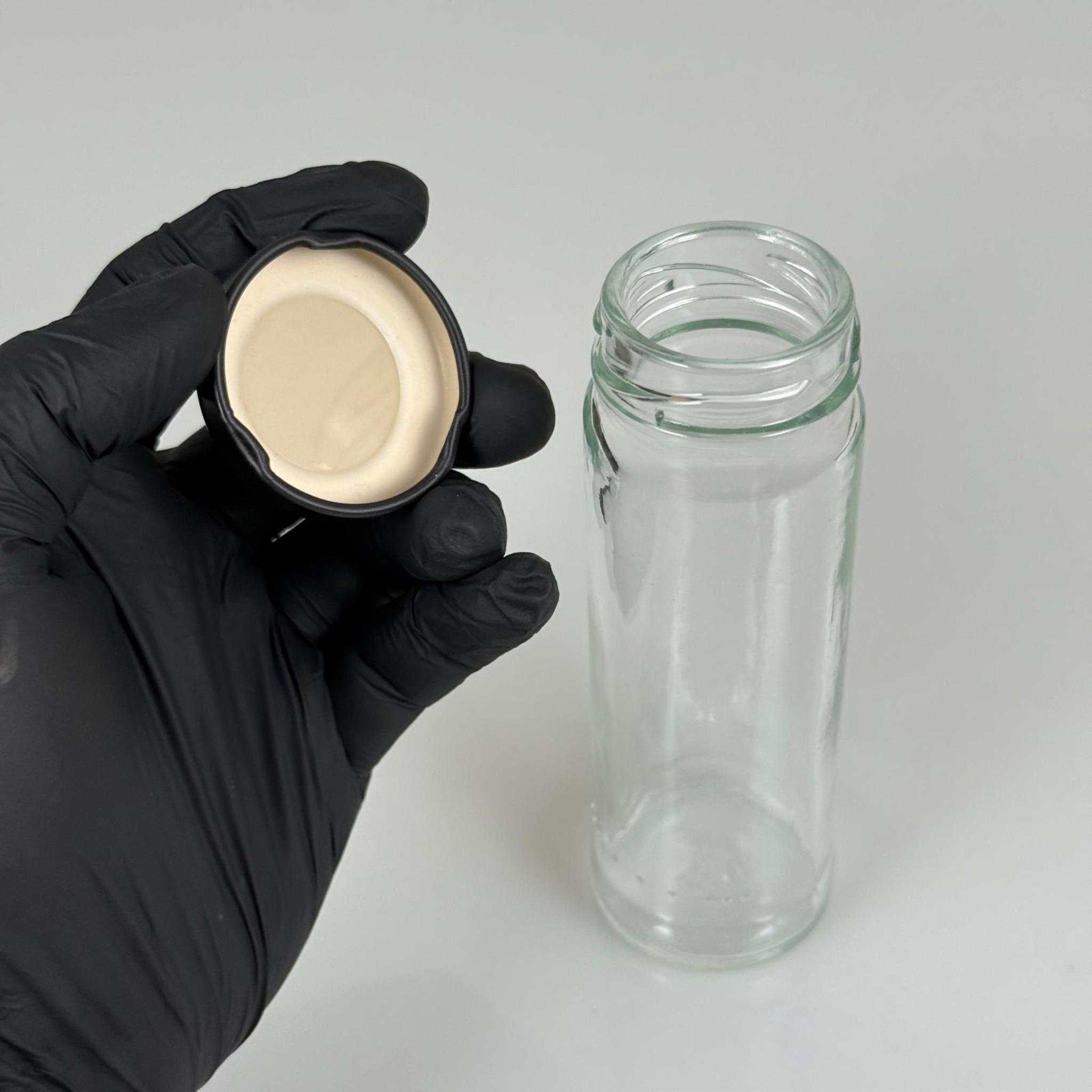 105 CC UZUN CAM KAVANOZ - SİYAH METAL KAPAKLI - 105 ML UZUN KAVANOZ (ŞİŞECAM KODU: 140111)