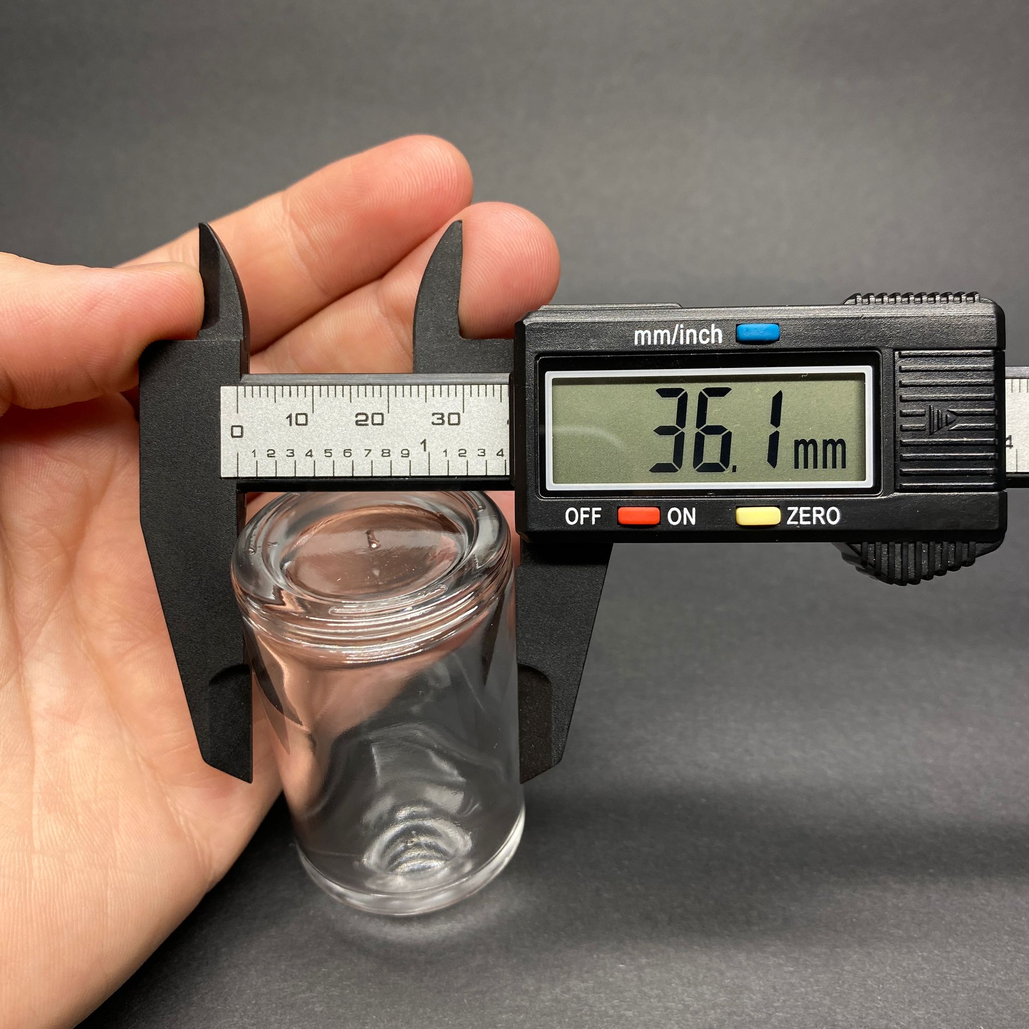 30 ML SİLİNDİR MODEL SAVAGE PARFÜM ŞİŞESİ - GÜMÜŞ METAL SPREYLİ + BEYAZ KAPAKLI (AĞIZ 15 MM GEÇME KOLAY KAPAMA)