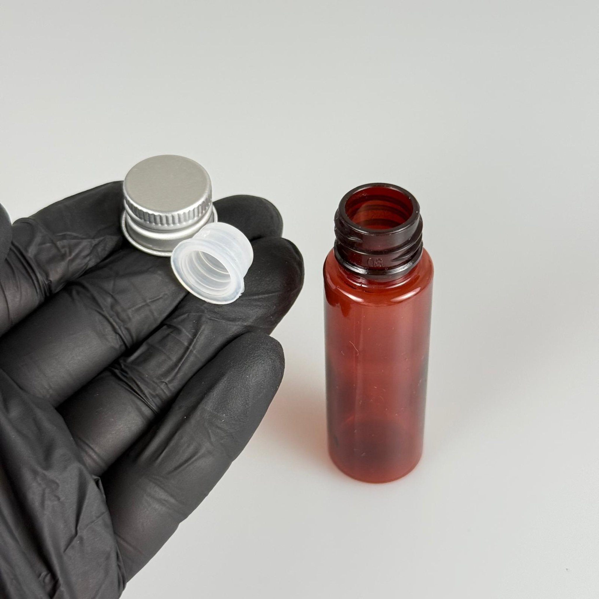 20 CC PET AMBER SHOT ŞİŞE - KÖPÜK CONTALI GÜMÜŞ ALÜMİNYUM METAL KAPAKLI + KÖR TIPALI TAKIM - 20 ML KAHVERENGİ PLASTİK ŞİŞE