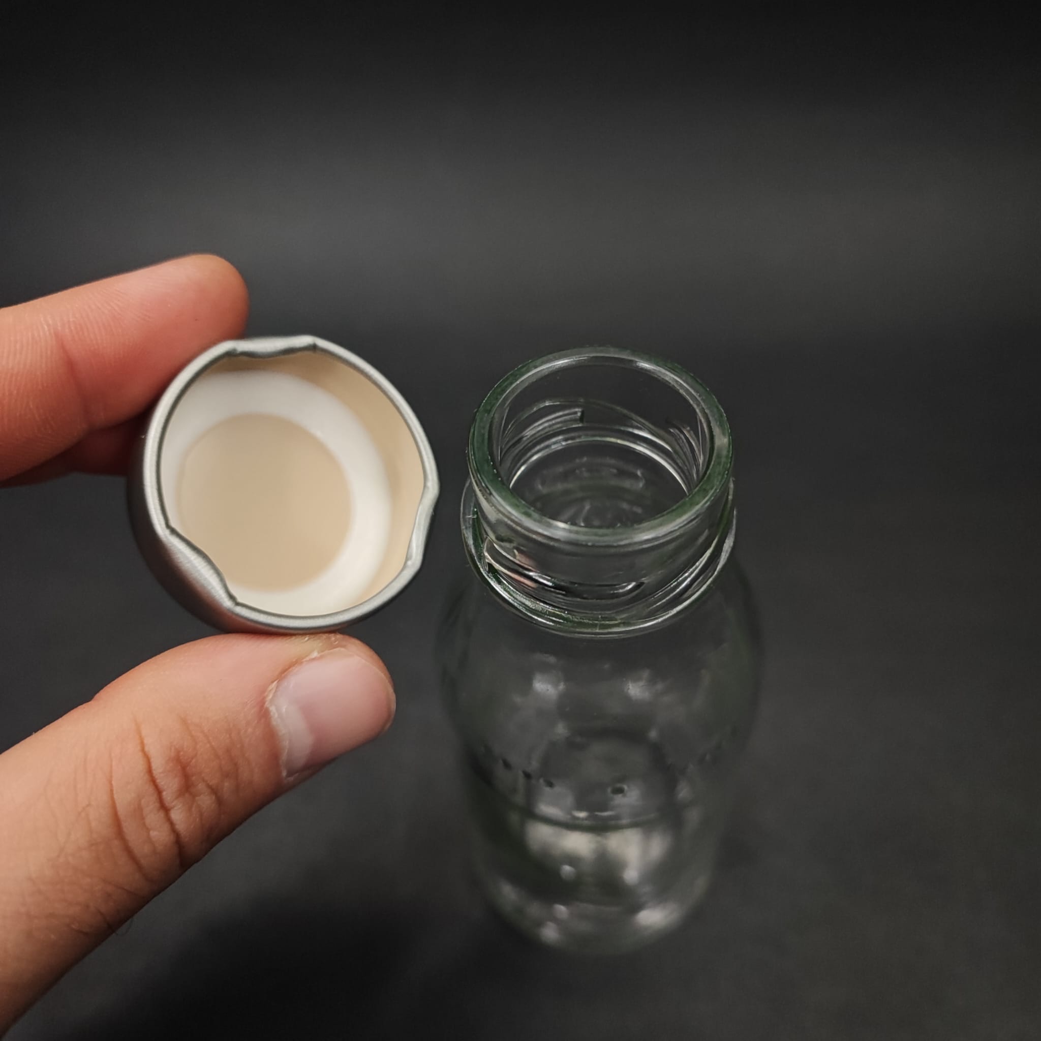 100 CC CAM ŞİŞE ŞİŞE (SİLME 133 CC ÇİZGİYE KADAR 90 CC) - GÜMÜŞ METAL KAPAKLI (SICAK DOLUMA, KONSERVEYE UYGUN) - 100 ML GENİŞ AĞIZLI CAM ŞİŞE