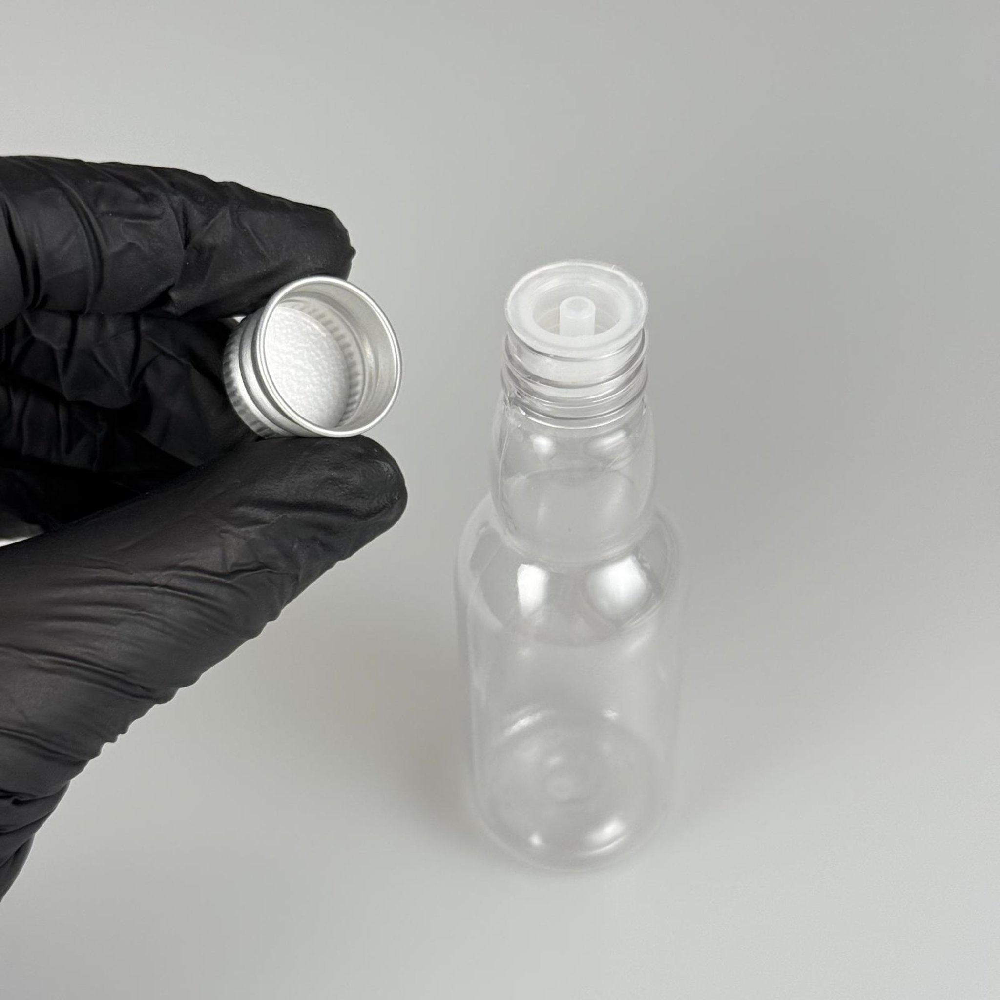 40 CC ŞEFFAF UZUN BOĞAZLI PET ŞİŞE + KÖPÜK CONTALI GÜMÜŞ ALÜMİNYUM METAL KAPAKLI + DAMLALIKLI KOLONYA TIPALI TAKIM - 40 ML BOĞAZLI PET ŞİŞE