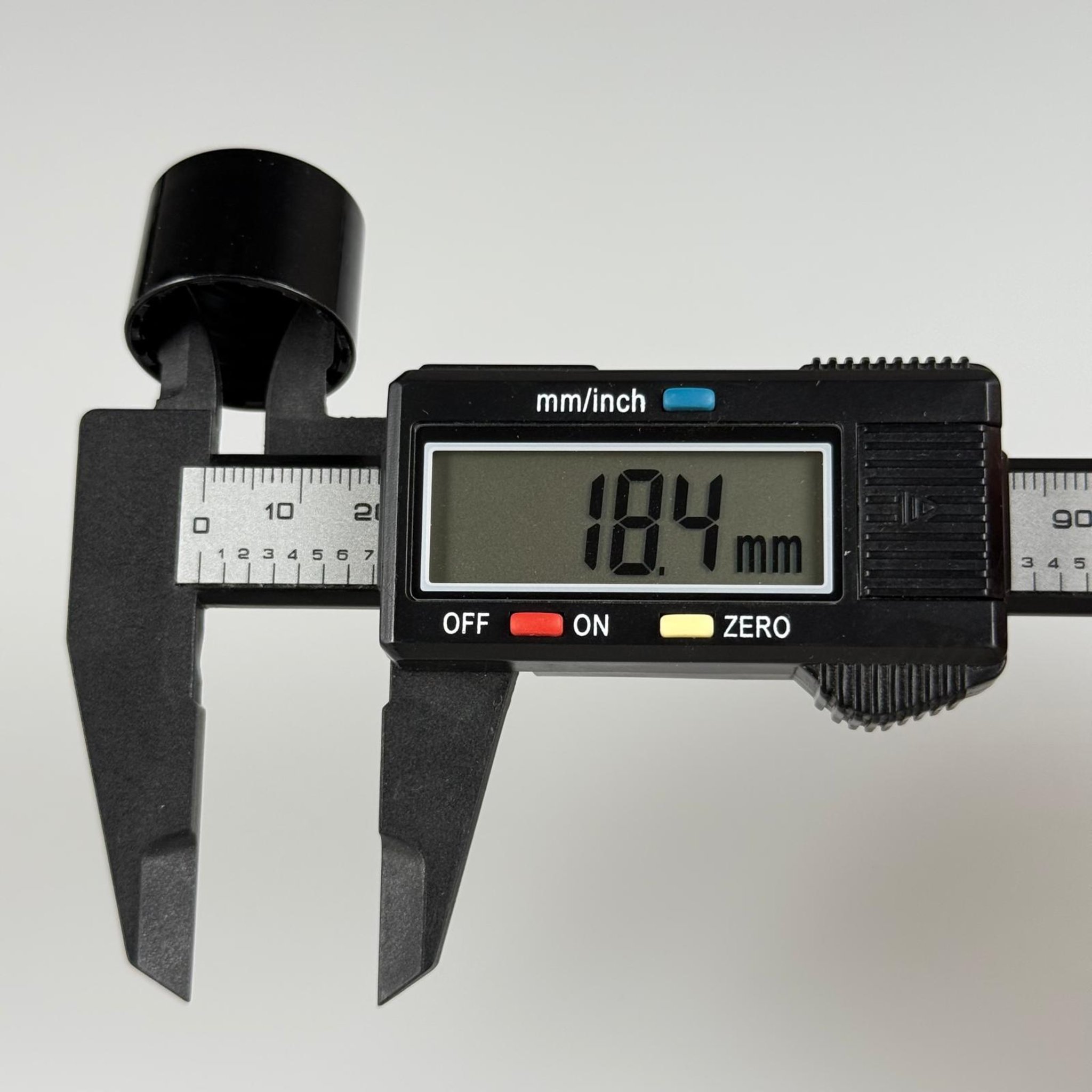 20 MM DELİKLİ SİYAH KAPAK