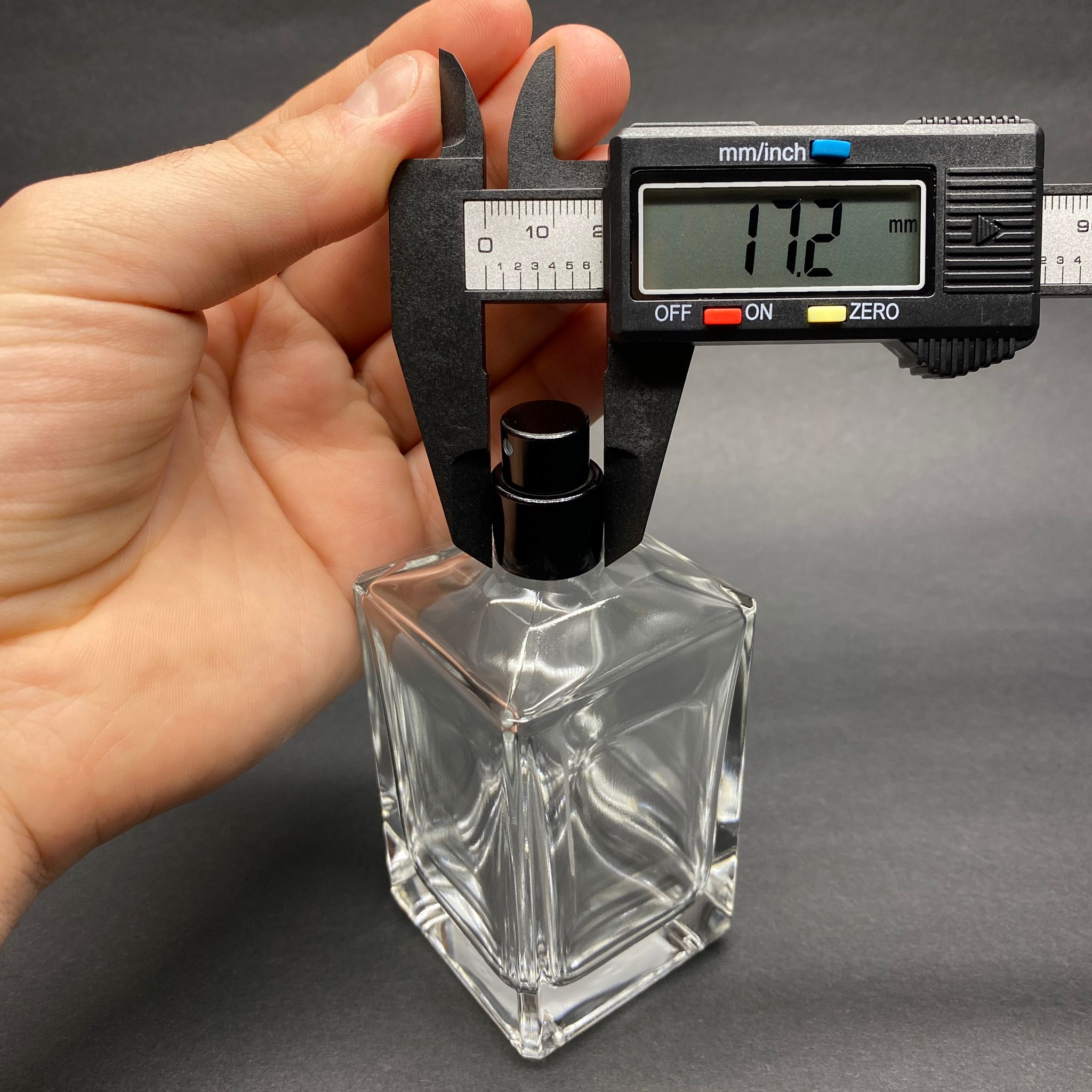 100 ML KÖŞELİ KONİK MODEL PRİZMA PARFÜM ŞİŞESİ - SİYAH METAL SPREYLİ (AĞIZ 15 MM GEÇME KOLAY KAPAMA)