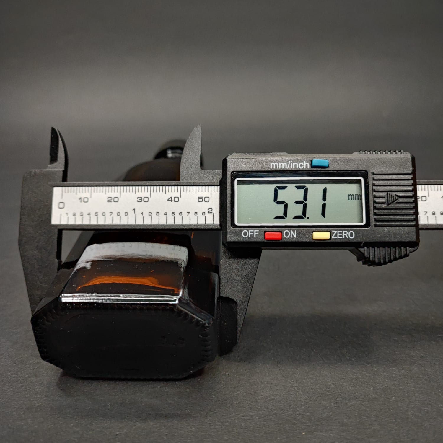 100 ML DOLUMU KOLAY, GENİŞ AĞIZLI İÇTEN DAMLALIKLI YASSI ŞİŞE (25 MM AĞIZ)  - 100 CC SİYAH CONTALI KAPAKLI İÇTEN DAMLALIKLI CAM ECZA ŞİŞESİ - AMBER KAHVERENGİ