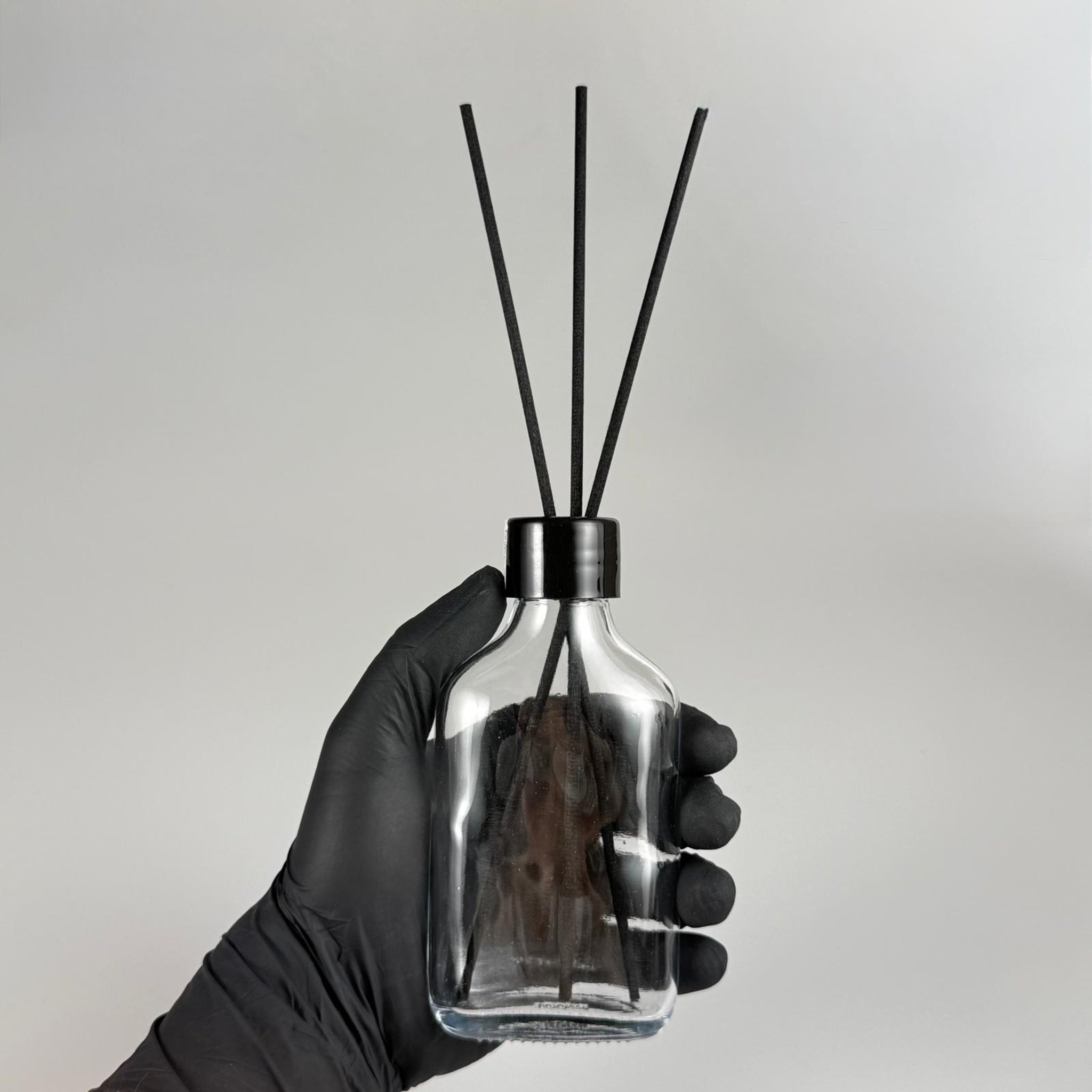 100 CC YASSI CAM BAMBU ODA KOKUSU ŞİŞESİ - 100 ML ÇUBUKLU BAMBU ODA KOKUSU ŞİŞESİ - DİFÜZÖR ŞİŞE- CAM ŞİŞE + SİYAH VİDALI DELİKLİ KAPAK + KÖR TIPA + 3 ADET FİBER SİYAH BAMBU ÇUBUK